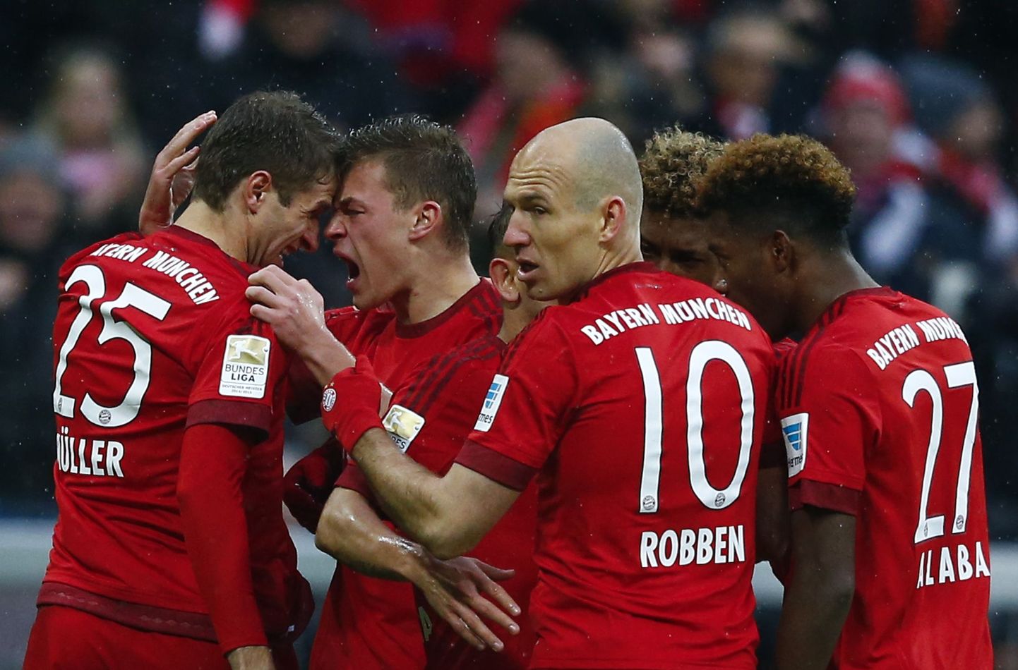 Müncheni Bayerni mängijad õnnitlevad kaks väravat löönud Thomas Müllerit (vasakul).