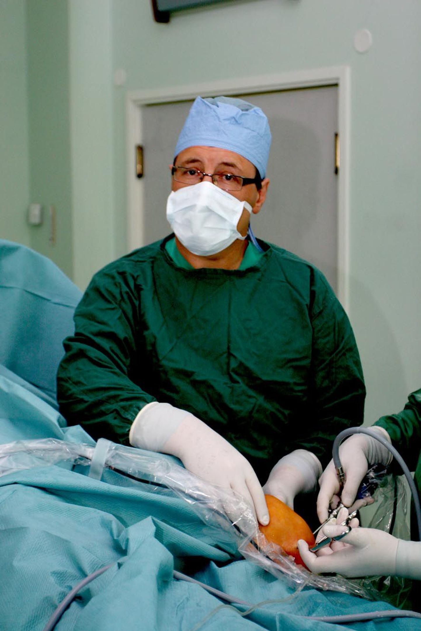 Järvamaa haigla kirurg Mihhail Feštšin streigi pärast skalpelli käest ei pane, sest patsiendid peavad tema vastuvõtule pääsuks niigi kaua ootama.