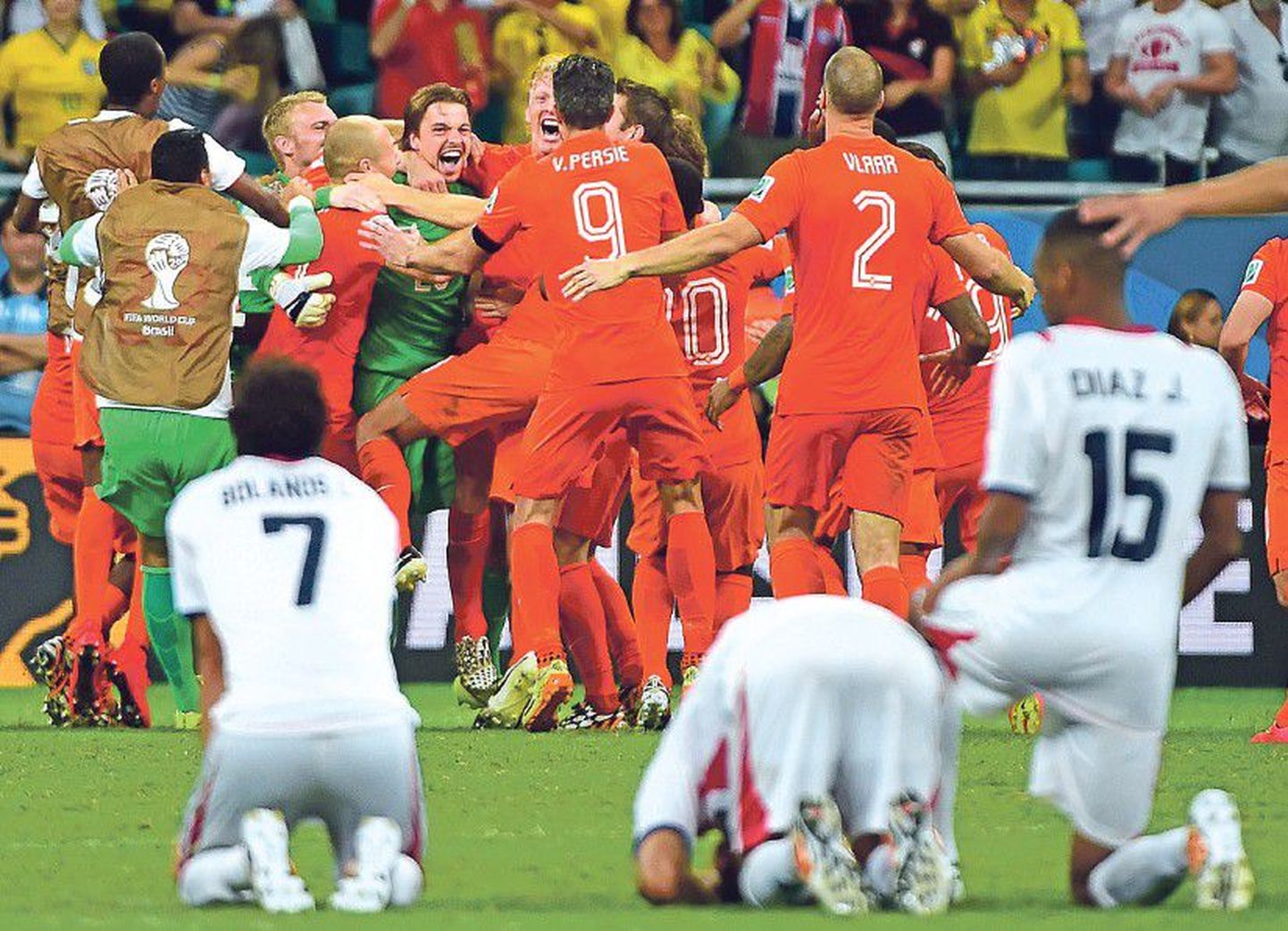 Голландцы поздравляют своего вратаря Тима Крула (в центре в зеленом), который в серии пенальти четвертьфинального матча чемпионата мира сумел отразить два удара футболистов сборной Коста-Рики.