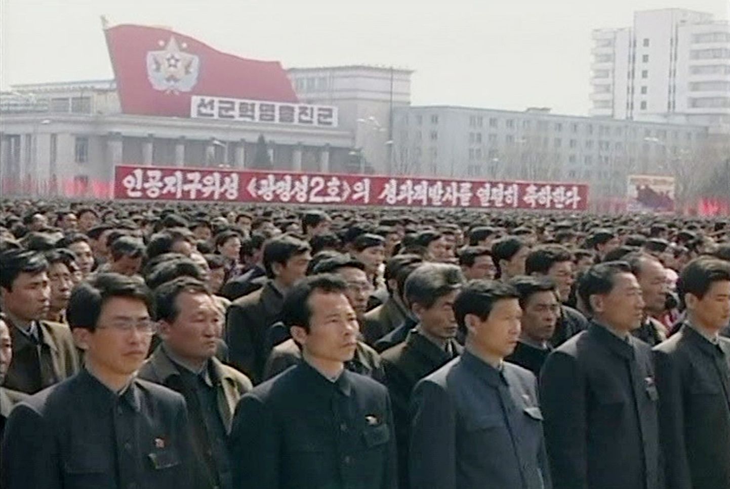 Pyongyangi Kim Il-sungi väljakul korraldatud massimeeleavaldus Põhja-Korea raketistardi tähistamiseks.