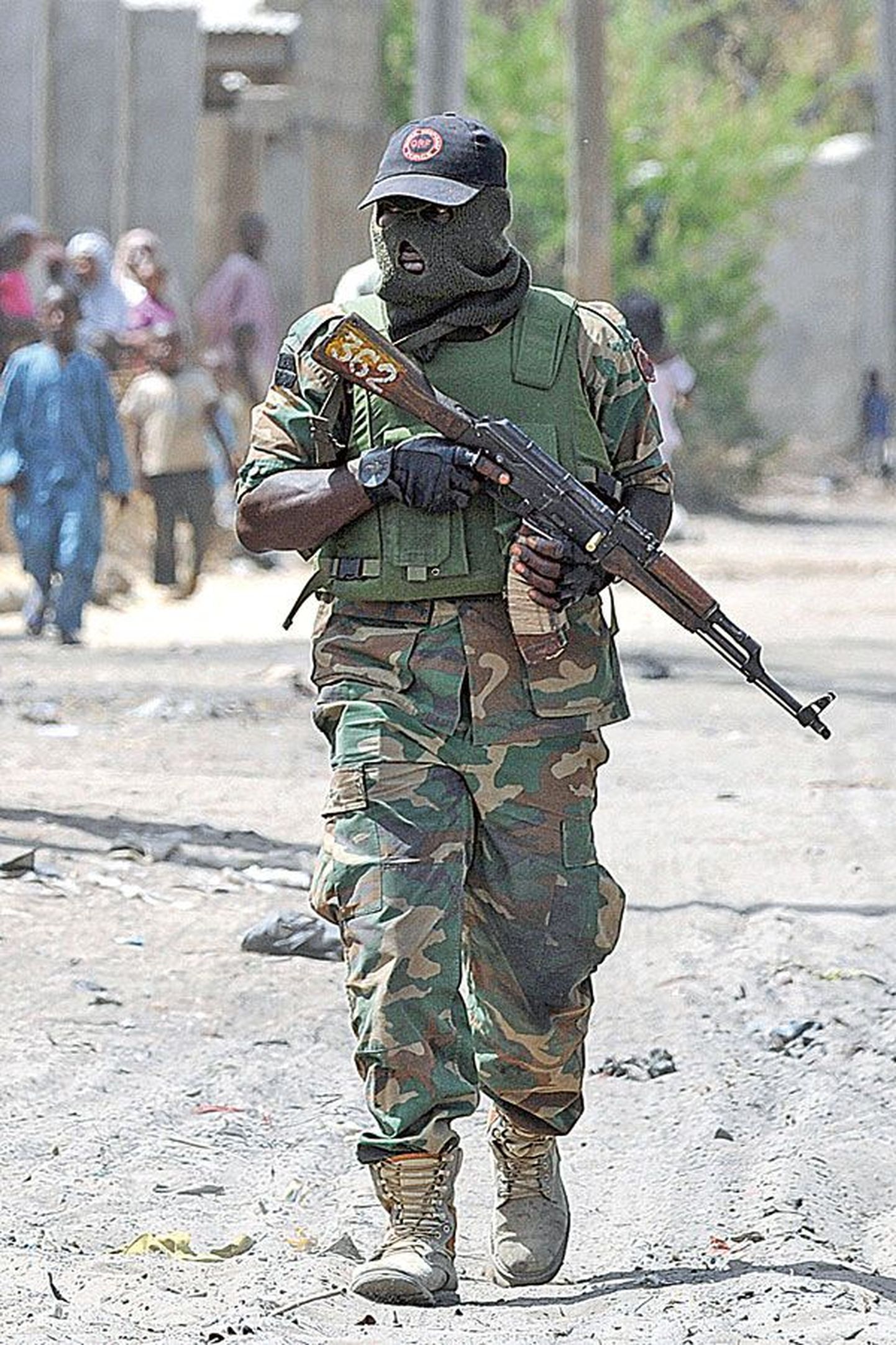 Солдат правительственных войск Нигерии.