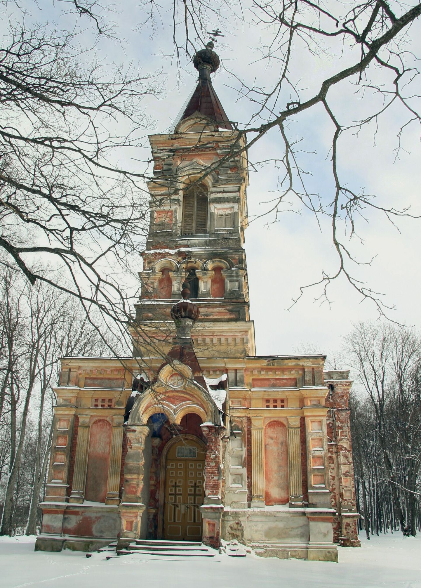 Sindis Kiriku pargis asuv sakraalhoone kuulub Eestimaa Apostliku Õigeusu kirikule.
