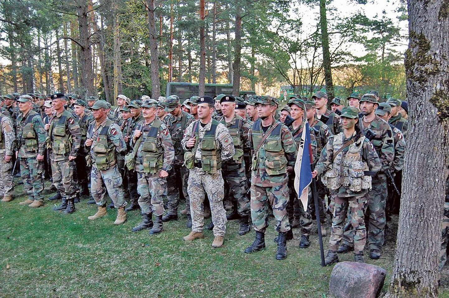 Eesti Kaitseliidu vaste Lätis on vabatahtlik maakaitsevägi Zemessardze.