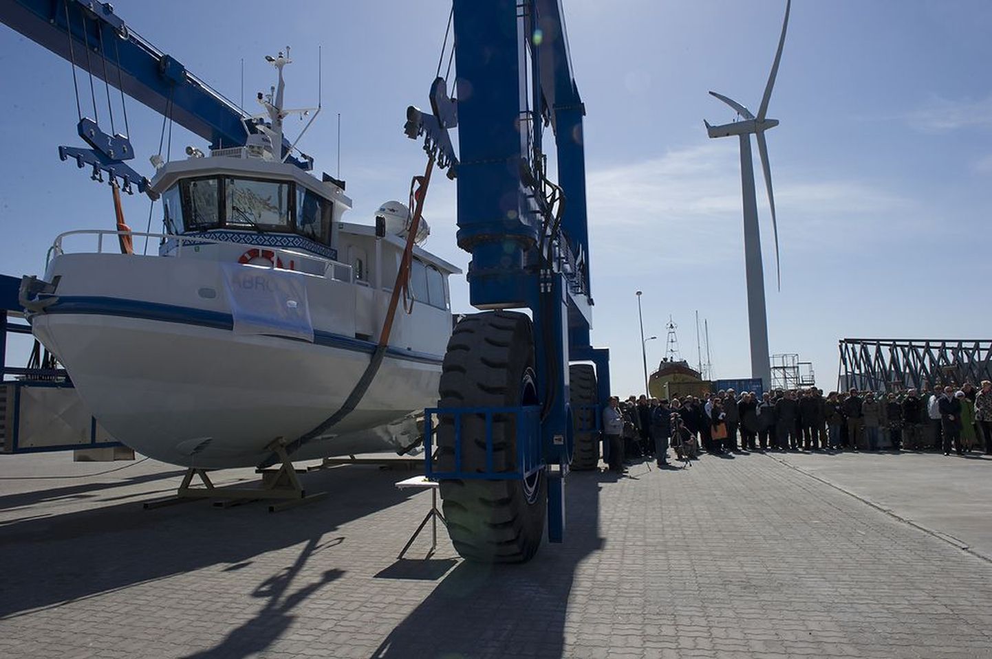 Abruka laeva Abro vettelaskimine Baltic Workboatsi tehases Nasval. Taamal paistab üks tuulegeneraatoritest.
