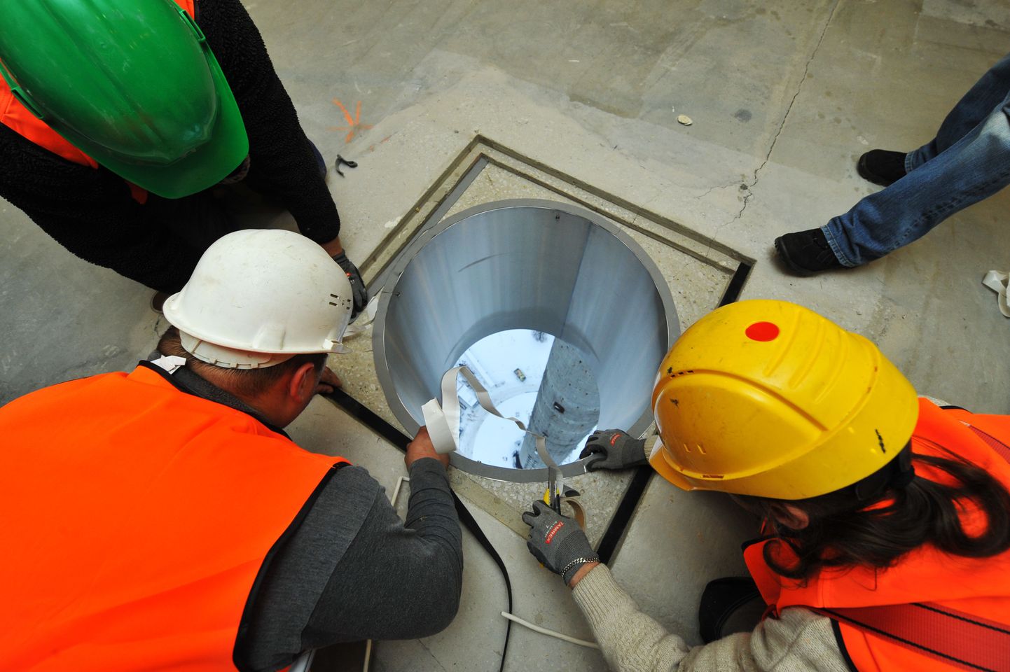 2012. aasta kevadel taasavatavale teletornile paigaldati närvikõdi pakkuv klaaspõrand. Torni tipus 170 m kõrgusel asuva vaateplatvormi põrandasse tehti kuus 80 cm suurust vaateava, millest on võimalik vaadata otse alla maapinnale.