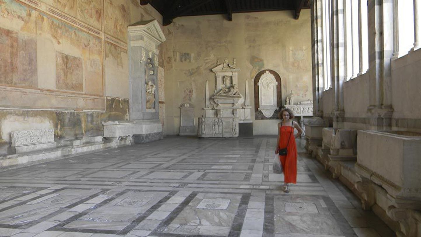 Kaks aastat pärast Sitsiilias õppimist sõitis Johanna Maria Kala koos emaga Itaalias ringi. See pilt on tehtud Pisa toomkiriku kompleksis. Sealsamas on ka kuulus viltune torn.