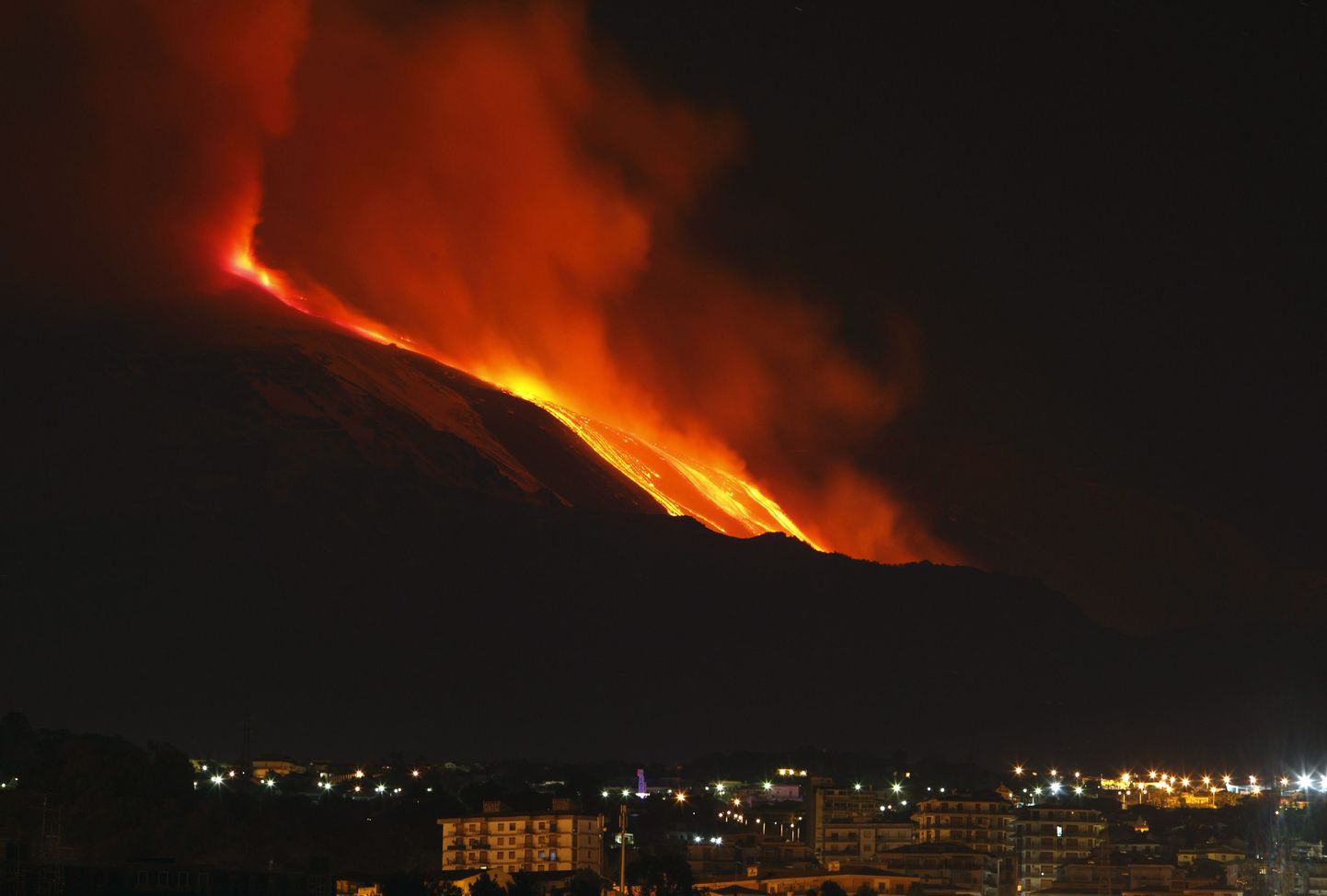 Vulkaani Etna kraatrist hakkas laavat välja voolama.