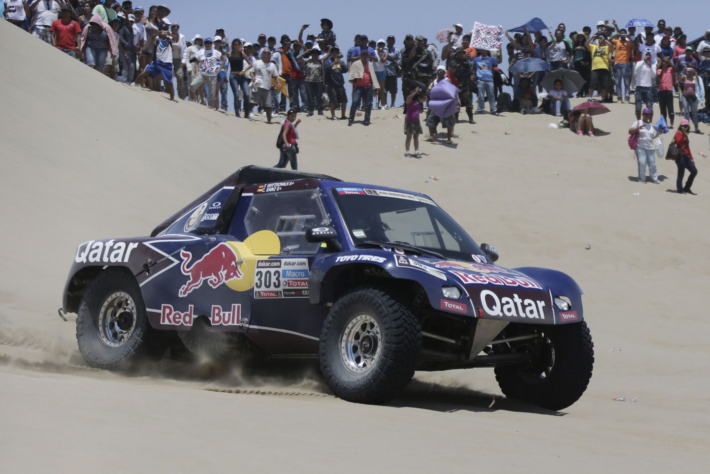 Carlos Sainz jätkab Dakari ralli liidrina.
