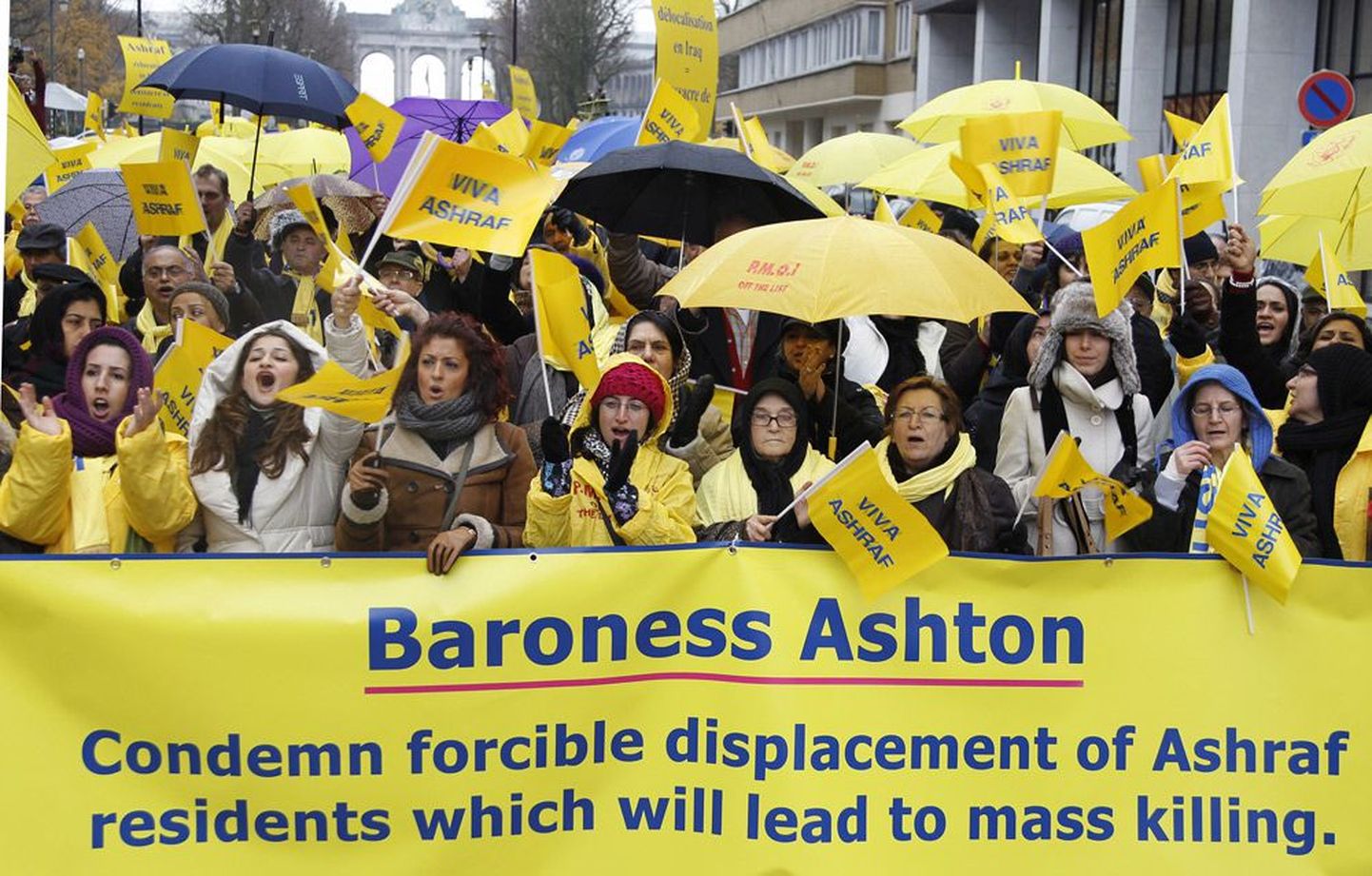 Iraani pagulased protesteerisid 1. detsembril Brüsselis Ashrafi laagri kavandatava sulgemise vastu. Nad kutsuvad Euroopa Liidu välispoliitika juhti paruness Catherine Ashtonit üles mõistma hukka mitme tuhande
ashraflasest pagulase kavandatava ümberasustamise, mis võib protestijate hinnangul viia massimõrvani.