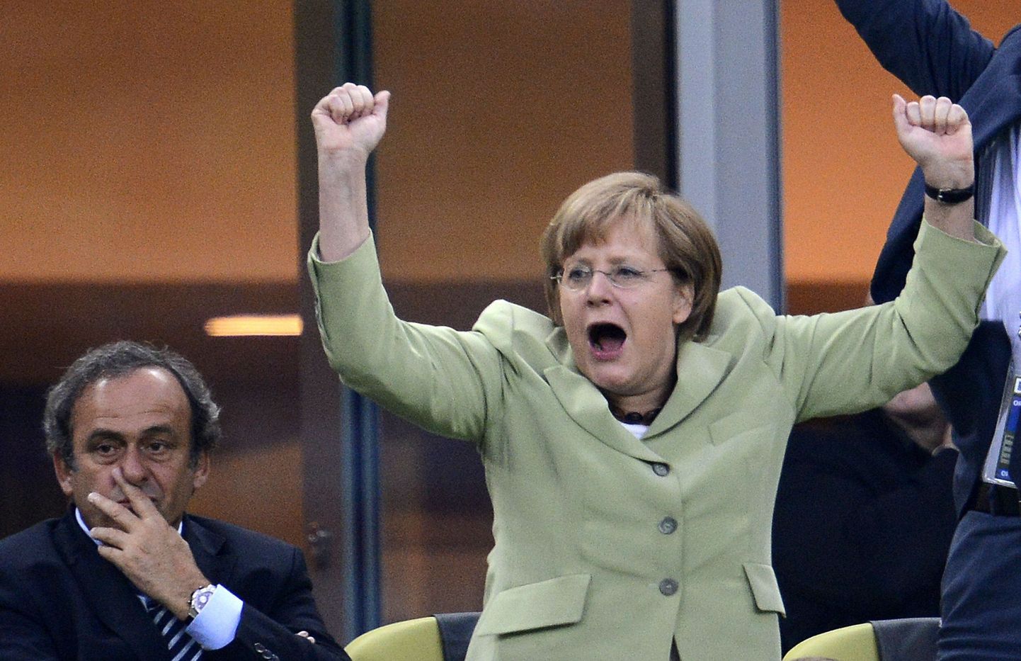 Ангела Меркель болеет за сборную Германии.