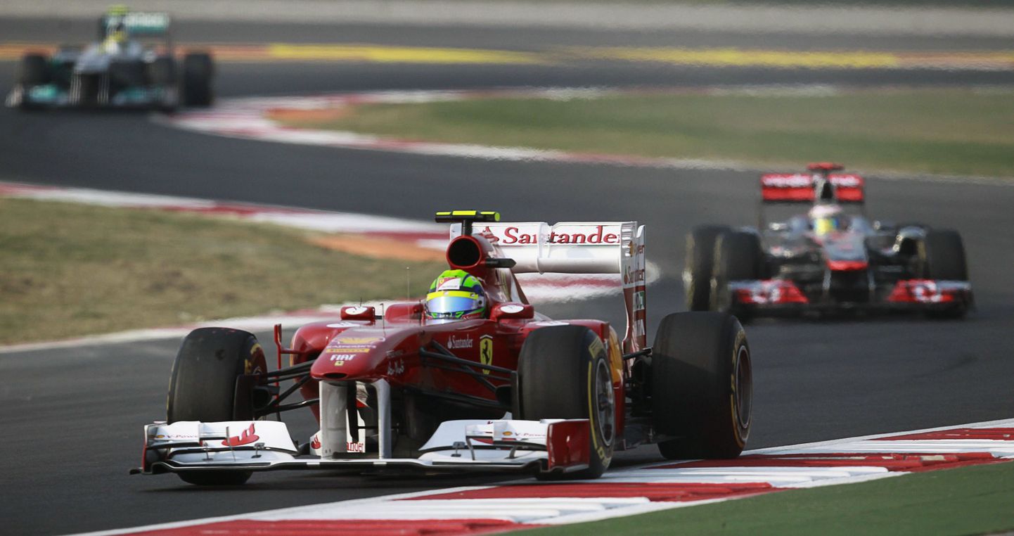 Felipe Massa (esiplaanil) ja Lewis Hamilton India GP-l