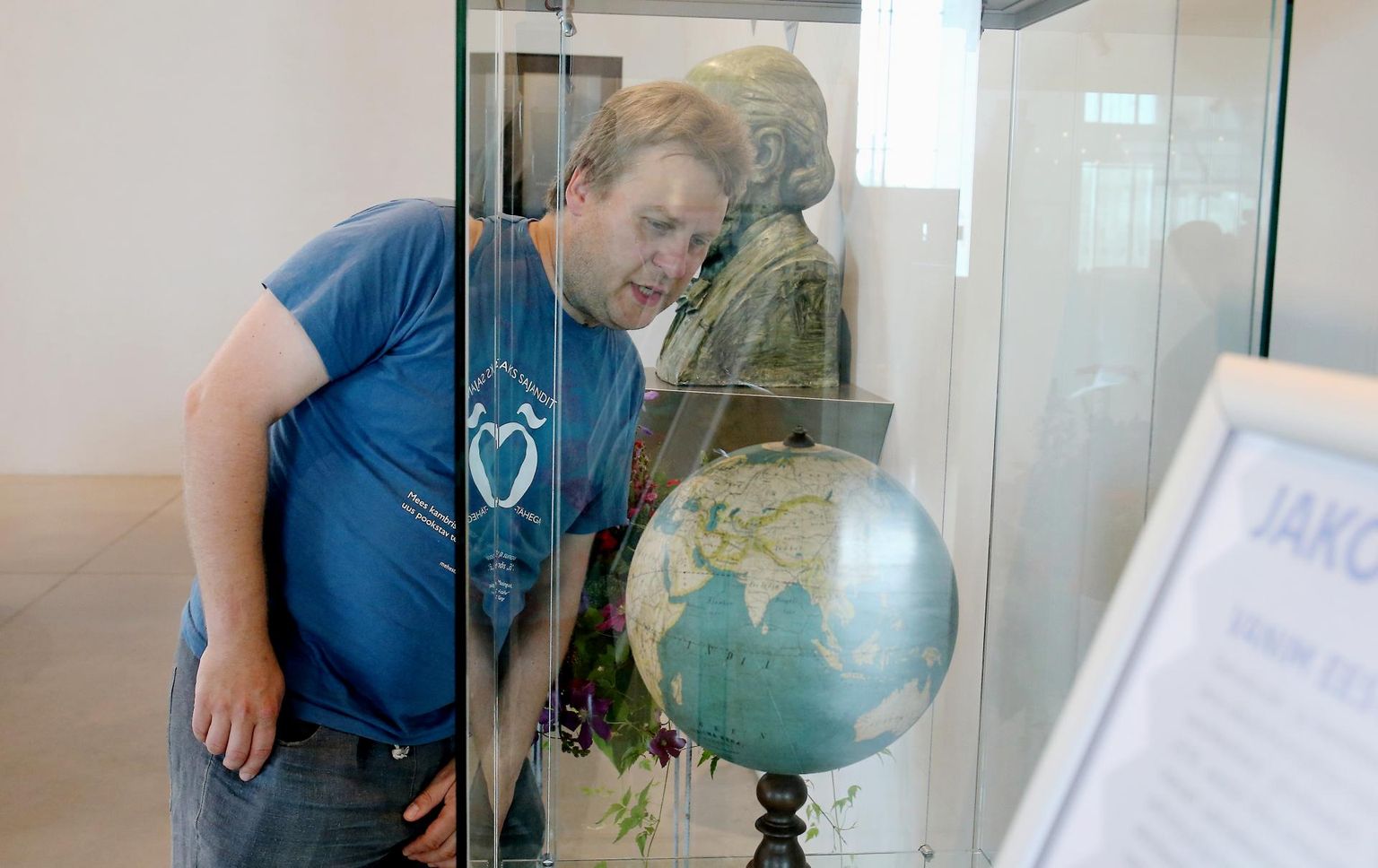 Geograaf Taavi Pae ja vanim säilinud eestikeelne gloobus. Näha saab seda ERMi fuajees.