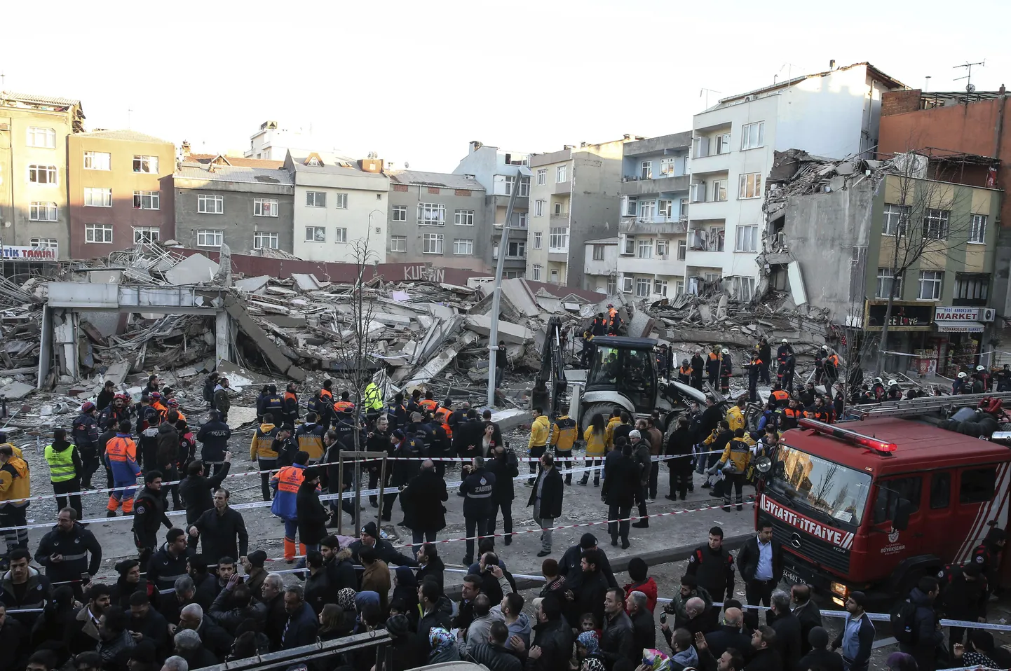 На месте обрушения семиэтажного дома в Стамбуле работают медики и спасатели.
