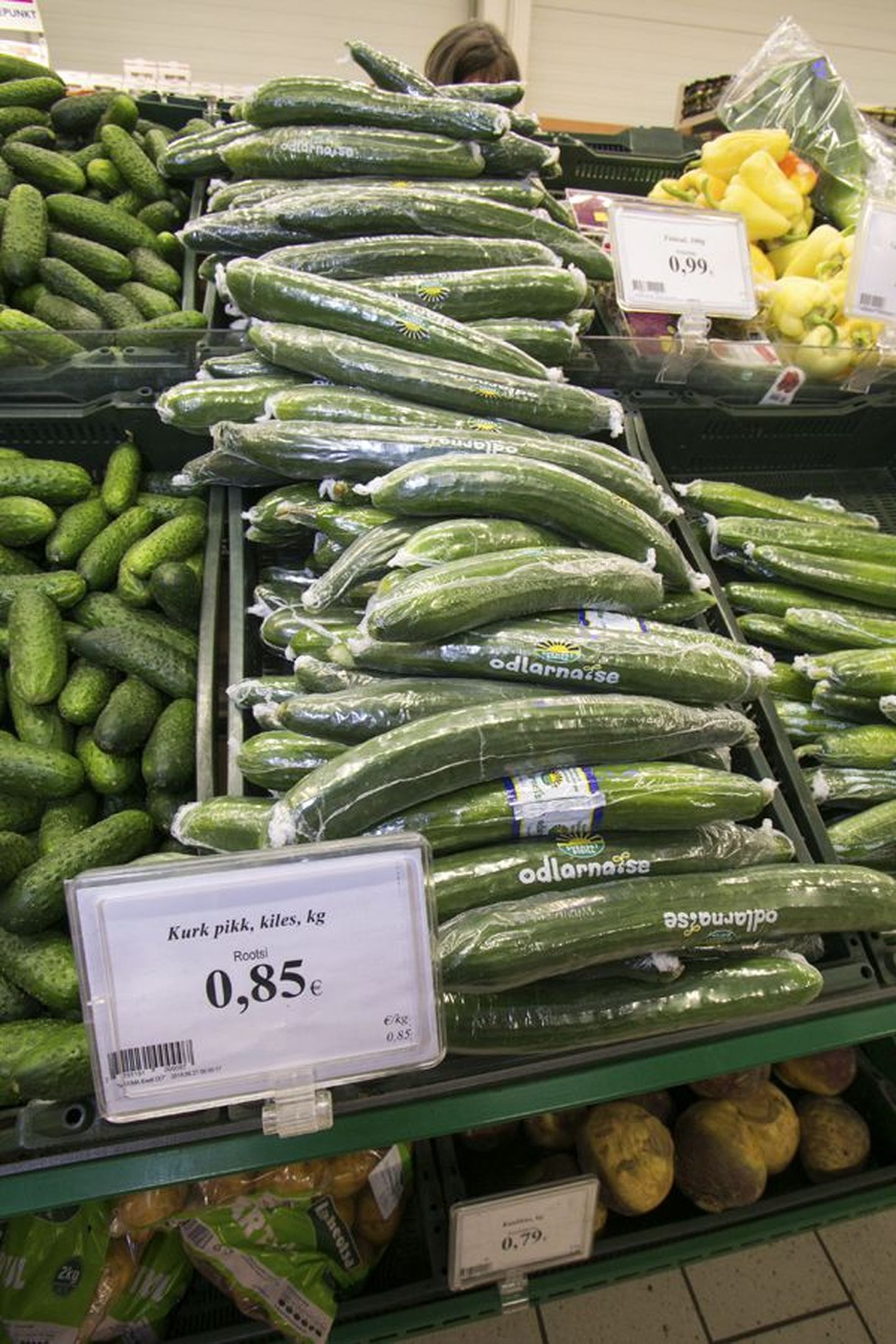 Viljandis Vaksali tänava ja Riia maantee ristmikul asuvast Maximast võib leida Rootsi tomateid ja kurke, mille kilohind on alla ühe euro.