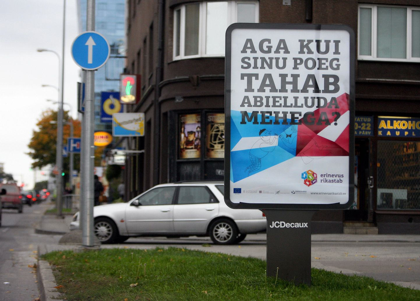 Rassismi ja homoseksuaalsuse teemadel sügavuti mõtlema ärgitava kampaania plakatid tänaval.