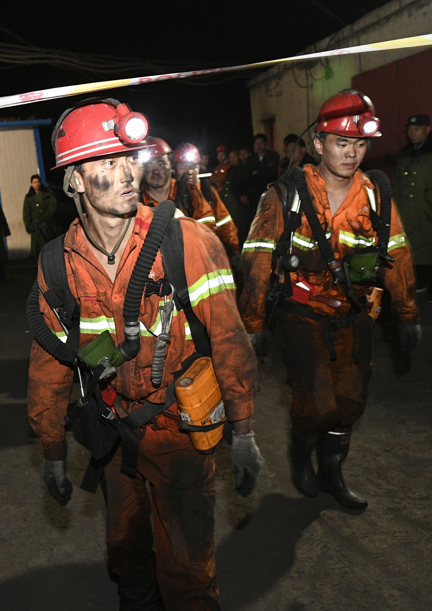 Päästjad pärast plahvatuskohast naasmist Hiina söekaevanduses