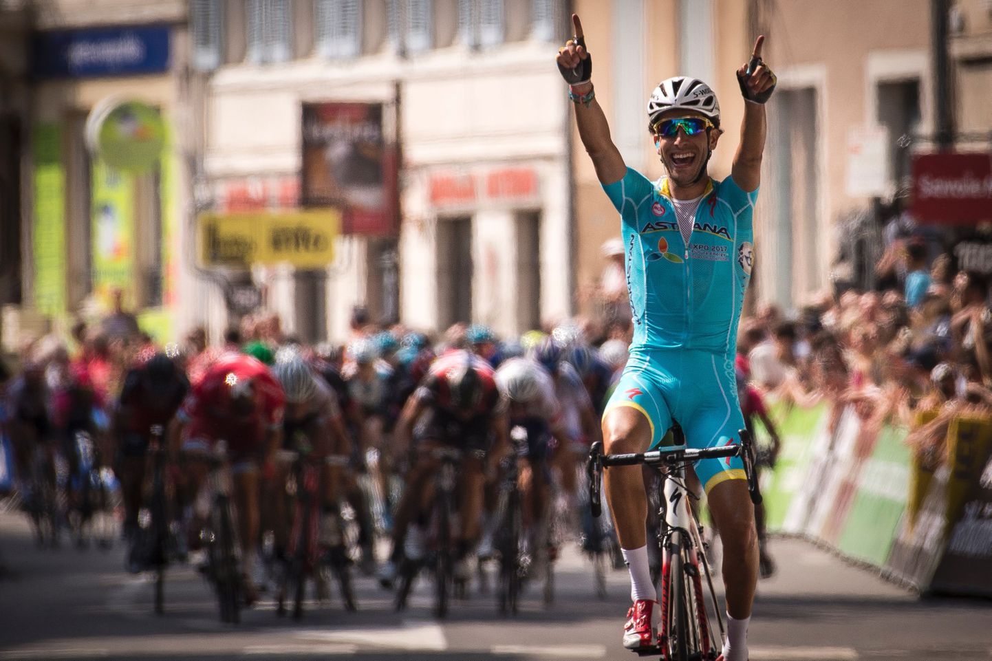 Astana's Italian cyclist Fabio Aru celebrates as he crosses the finish line at the end of the fourth stage of the 68th edition of the Dauphine Criterium cycling race, between Boen-sur-Lignon and Tournon-sur-Rhone, on June 08, 2016 in Tournon sur Rhone, southeastern France.  / AFP PHOTO / LIONEL BONAVENTURE