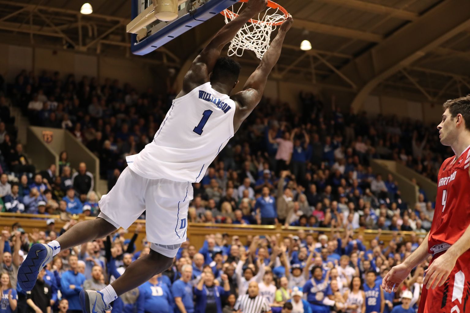 Homne korvpallikuningas? Zion Williamson suisa lendab korvi poole.