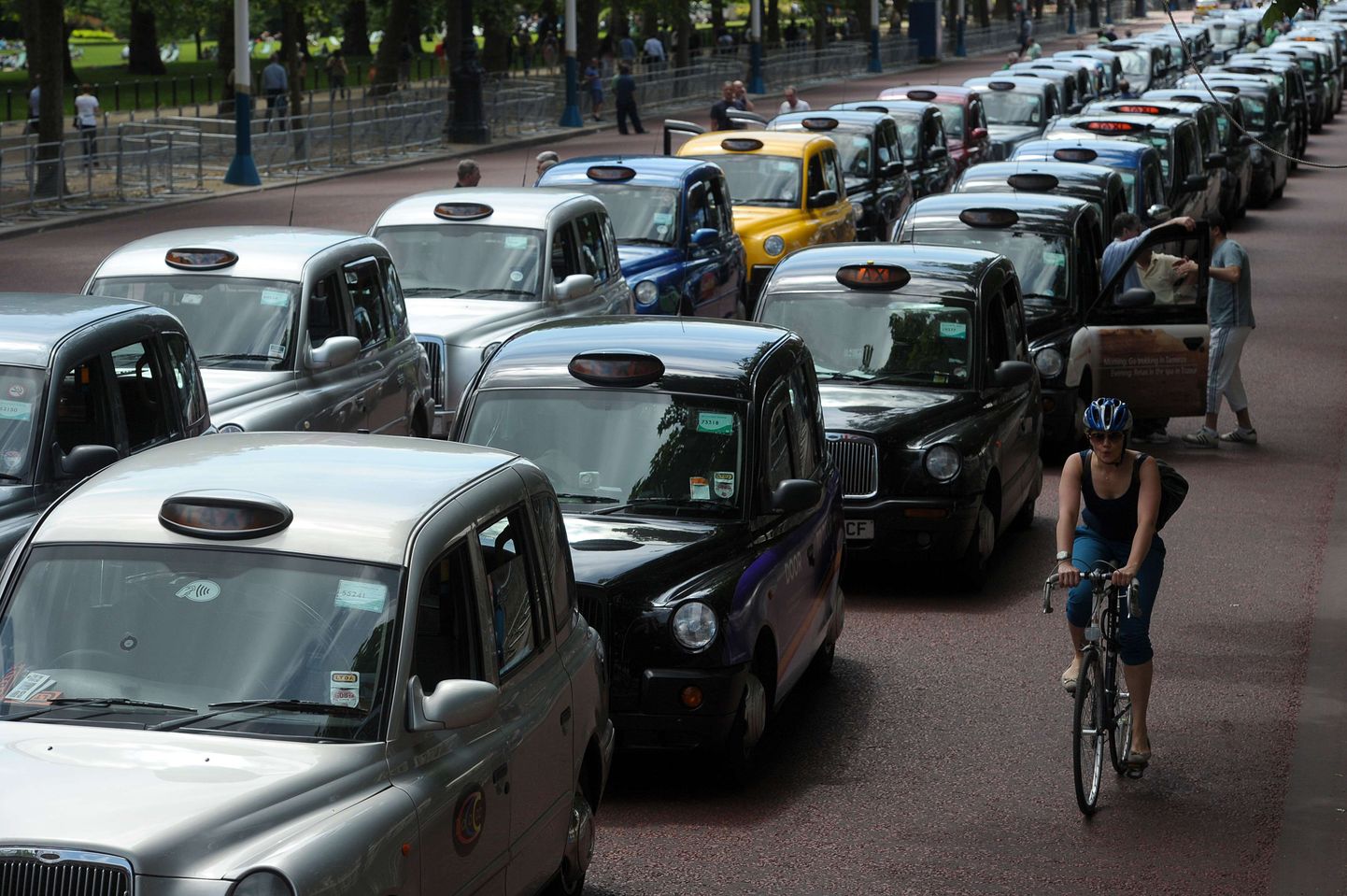 Акция протеста лондонских таксистов против услуги Uber.
