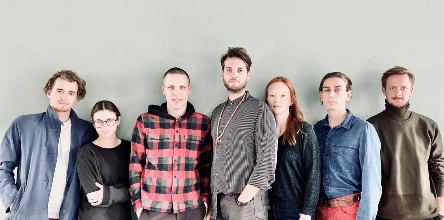Näitetruppi kuuluvad Oskar Seeman (vasakult), Maarja Johanna Mägi, Ken Rüütel, lavastaja Johan Elm, Lena Barbara Luhse, Kaarel Pogga ja Jaanus Tepomees.