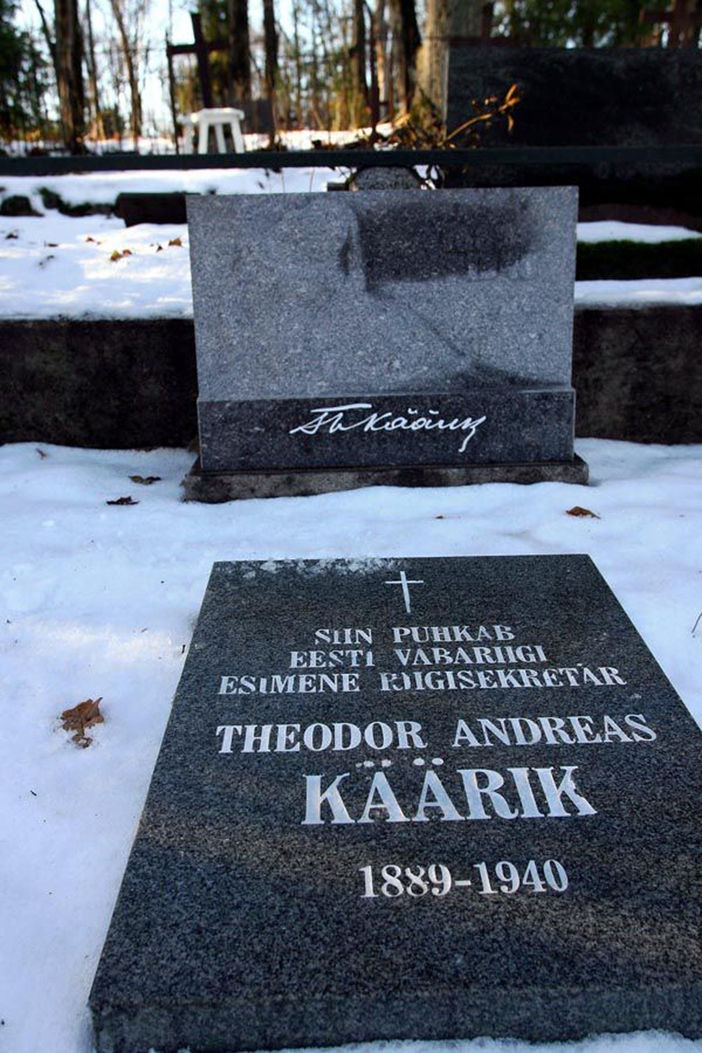 Värvika elukäiguga Theodor Kääriku viimne puhkepaik on Viljandi Vanal kalmistul.