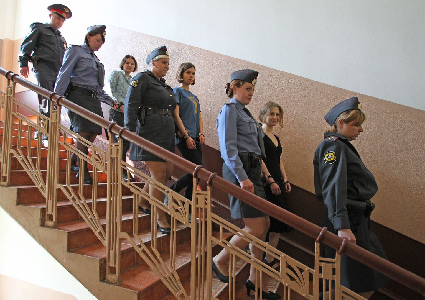 Politseinikud saadavad Pussy Rioti liikmed kohtusaali 17. augustil.