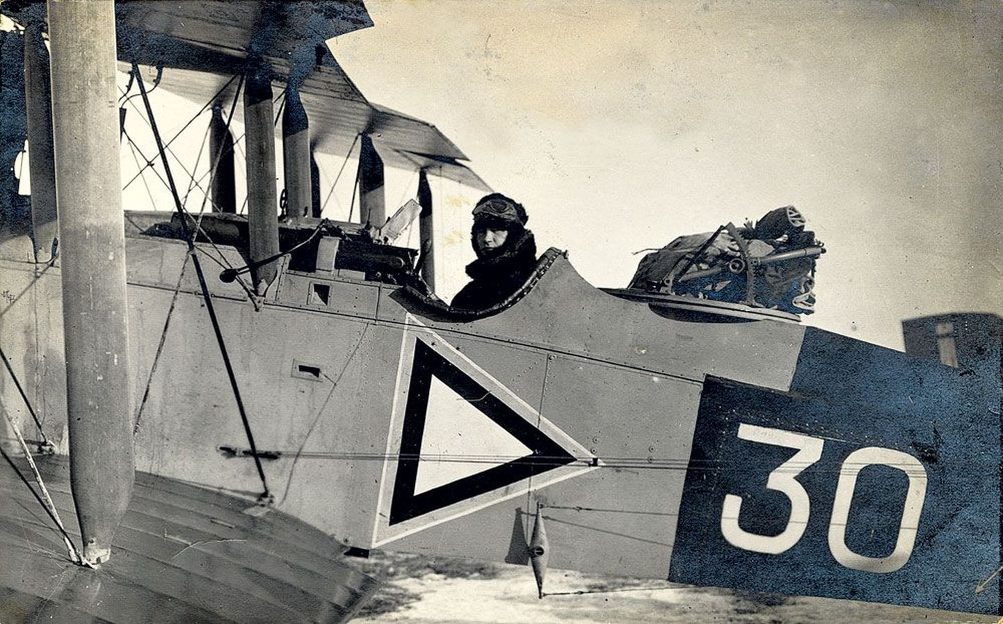 Lendur Nikolai Veelmann on 1920. aasta 11. veebruari õhtul valmis esimeste Eesti Wabariigi markadega Soomest Tallinna poole lendama.