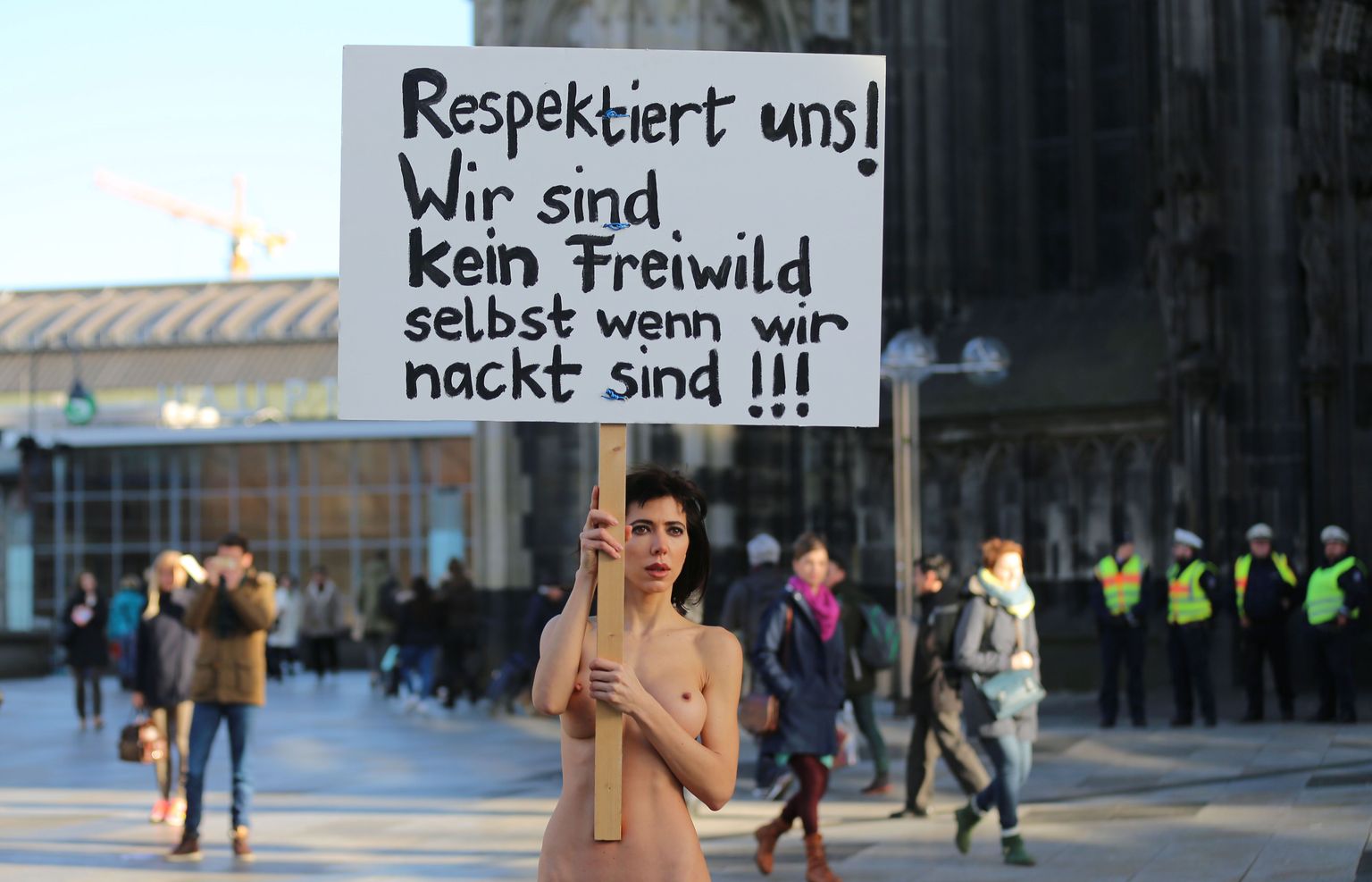 Eile saabus Kölni katedraali juurde performance’i tegema Šveitsi kunstnik Milo Moire, käes plakat kirjaga «Austage meid! Me pole saakloomad, isegi kui me paljad oleme.»