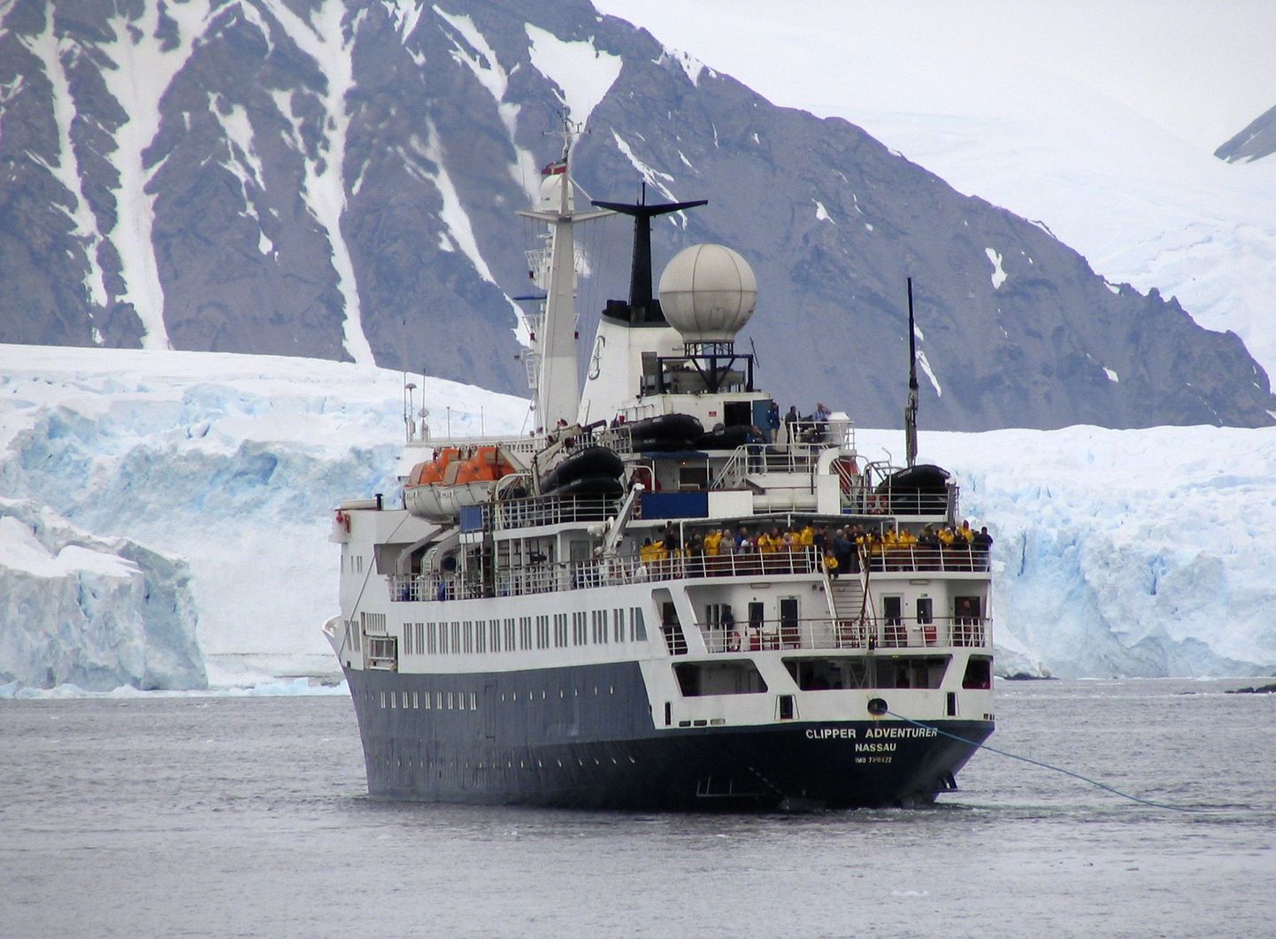 Аварии круизных лайнеров происходят у антарктического побережья ежегодно. На фото - пароход Clipper Adventurer неподалеку от порта Ушуайа в феврале 2009 года.