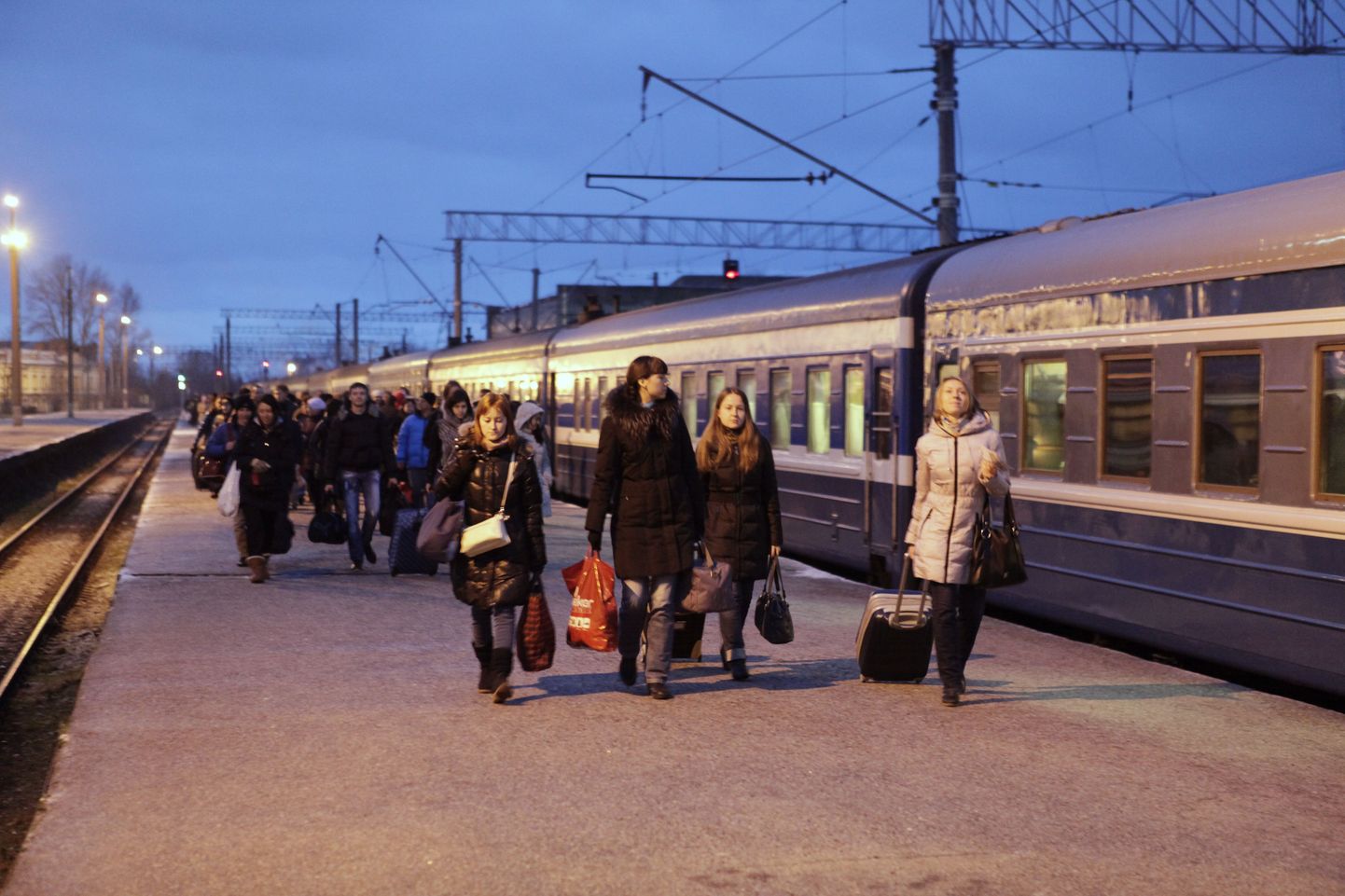 Pildil Moskva-Tallinna rongilt saabuvad vene turistid.