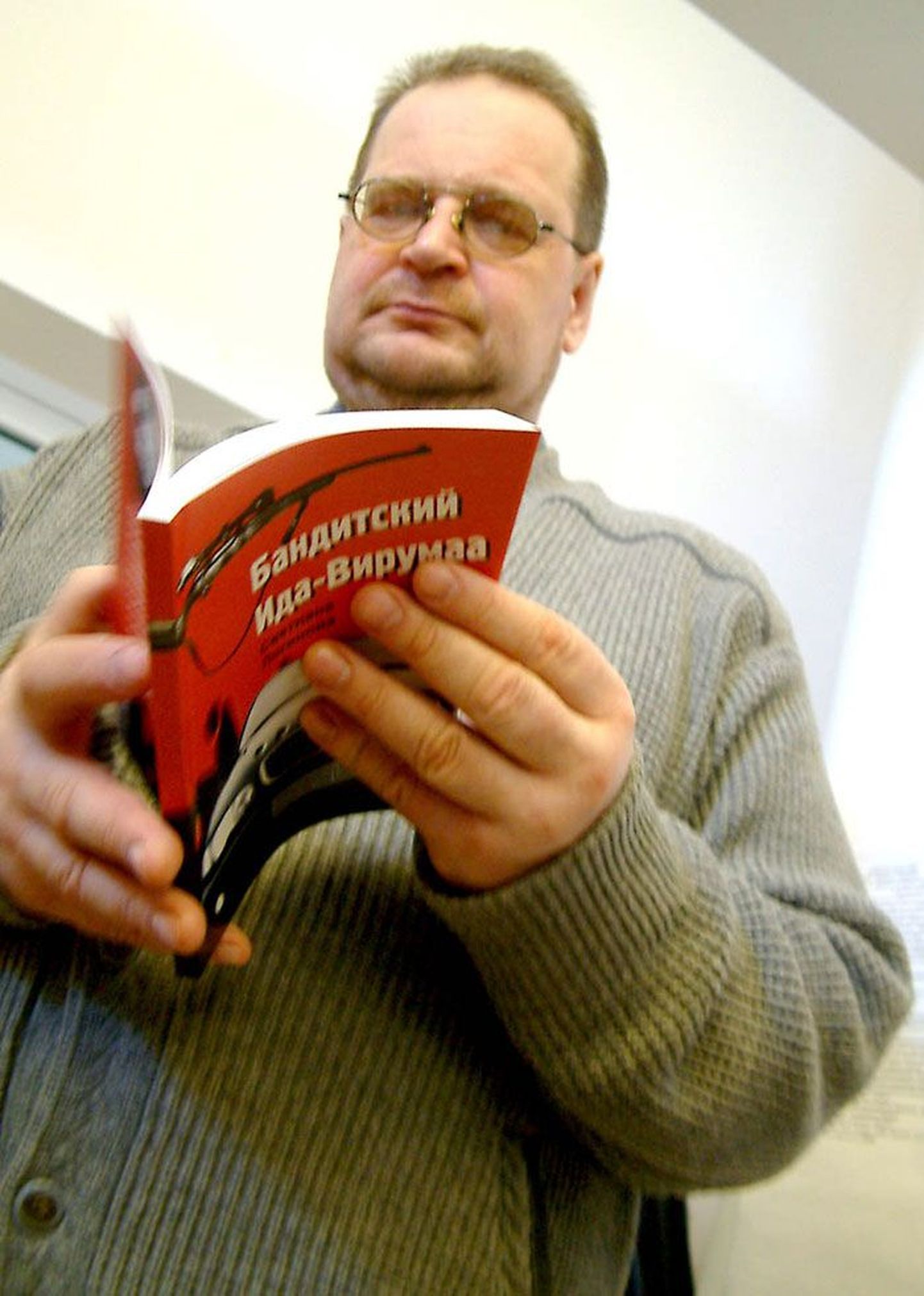 Jüri Sakkart hoiab käes Svetlana Loginova kirjutatud raamatut «Bandiitlik Ida-Virumaa». See räägib võitlusest kuritegevusega 1990. aastatel, milles ka Sakkart kohtunikuna kaasa lõi.