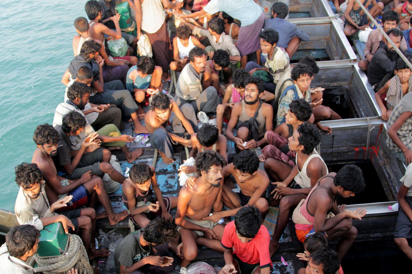 Rohingyadest põgenikud merel ulpima jäänud laeval.