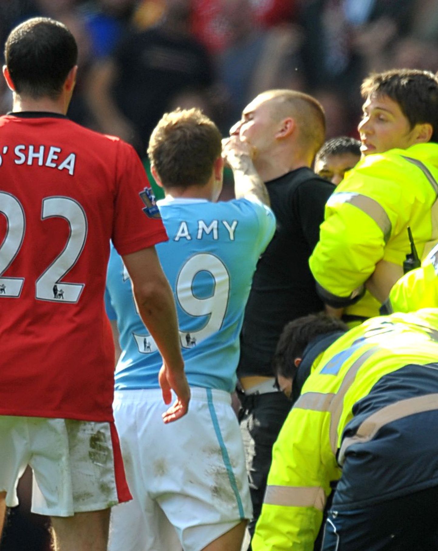 Graig Bellamy (sinises) virutas väljakule jooksnud Manchester Unitedi fännile vastu hambaid