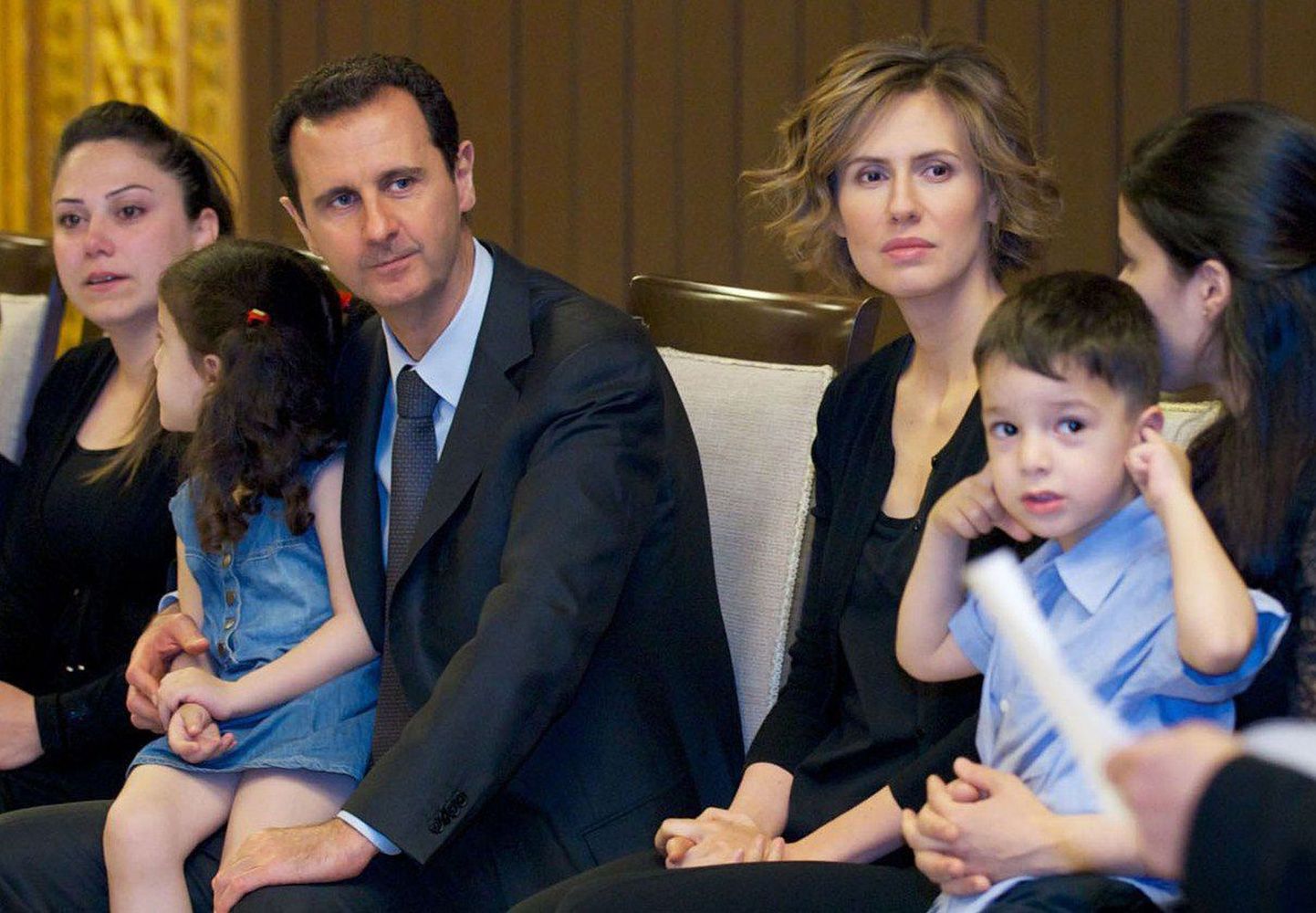 Süüria presidendi Facebooki-lehel avaldatud foto riigi presidendist Bashar al-Assadist, tema abikaasast Asma al-Assadist kohtumas süürlastega, kes on kaotanud kodusõjas valitsuse poolel võidelnud lähedasi.