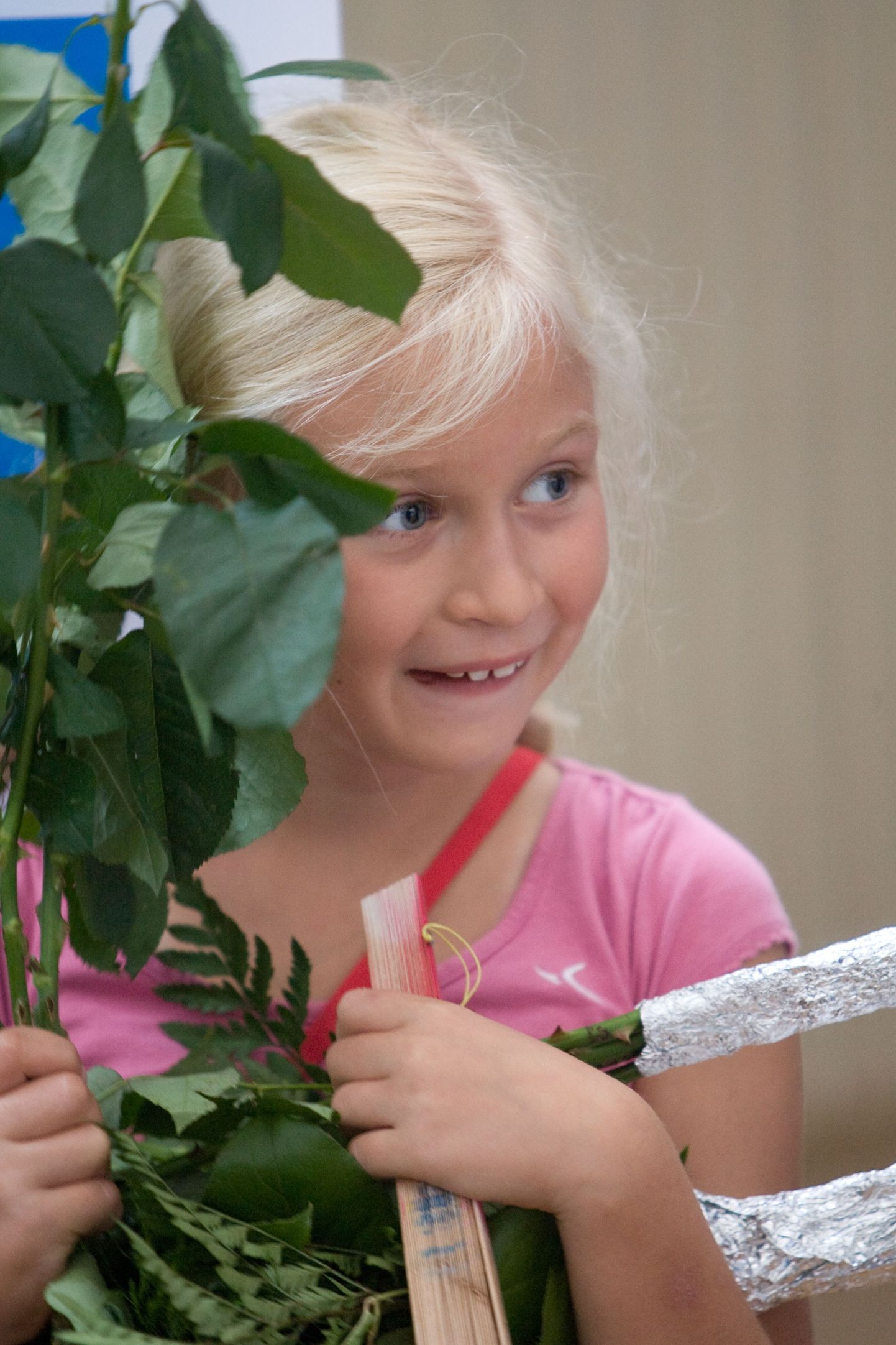 Greta Jaanson aitas vanemaid lillede hoidmisel.