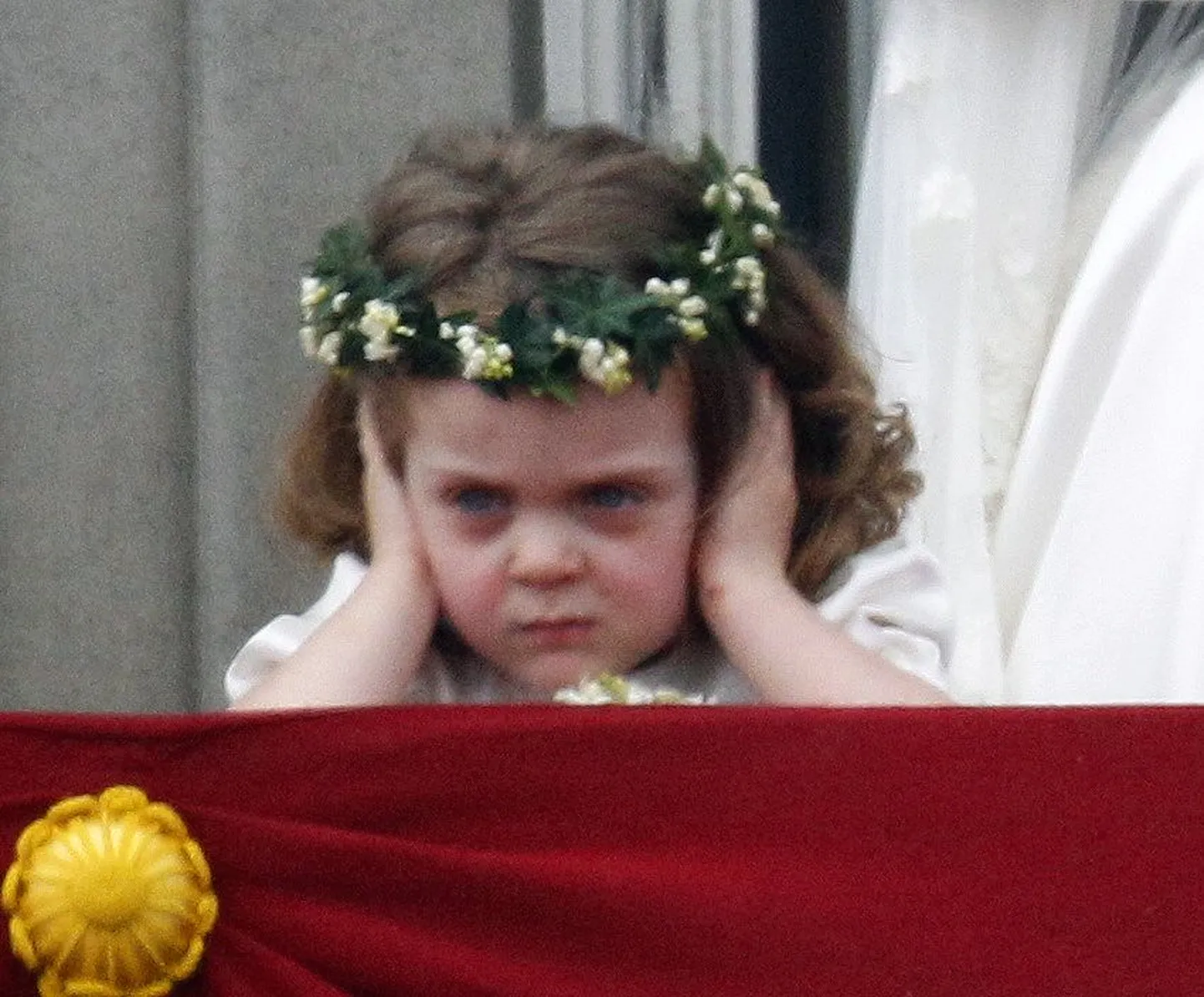 Kolmeaastane Grace van Cutsem kattis hertsoginna Catherine'i ja prints Williami suudluse ajal kõrvad