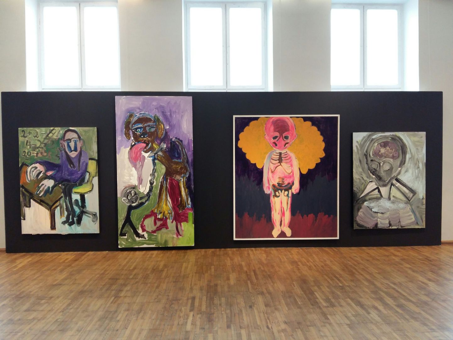 Teise korruse näitusesaali sisenejaid võtab vastu Danel Kahari ja Grisli Soppe-Kahari väljapaneku «Mustad muumid ja planeet Maa. Lilled elavatele» neli maali.
