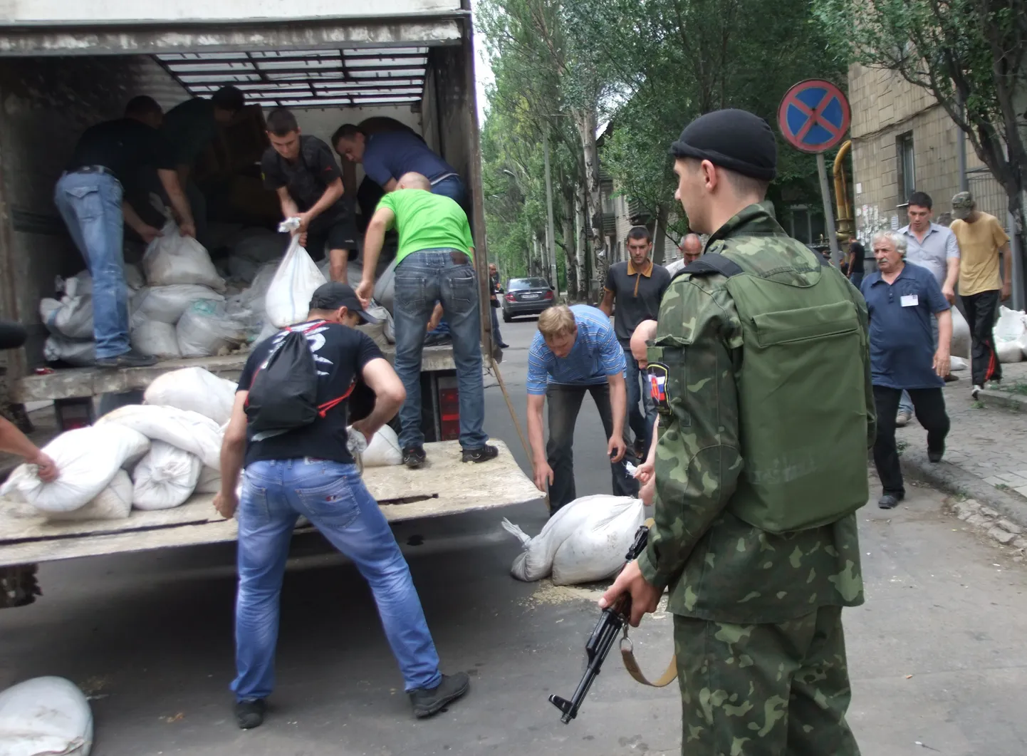 Donetski rahvavabariigi poolehoidjad askeldavad liivakottidega, mis on mõeldud barrikaadide ehitamiseks.