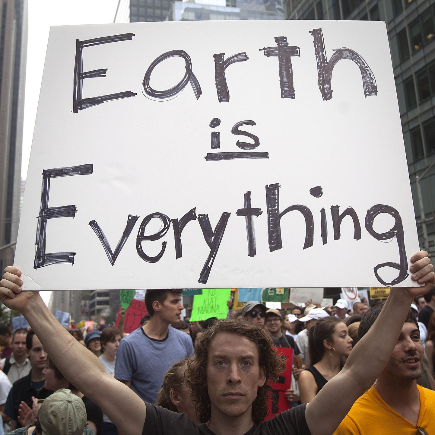 Osavõtja New Yorgi kliimamarsil tõstab hoiab silti «Maailm on kõik». Kokku tuli linnatänavatele üle 300 000 inimese.
