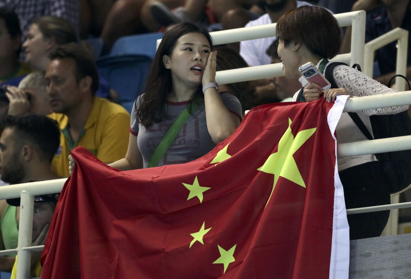 Китайские болельщики взяли с собой флаг с правильно изображенной символикой.
