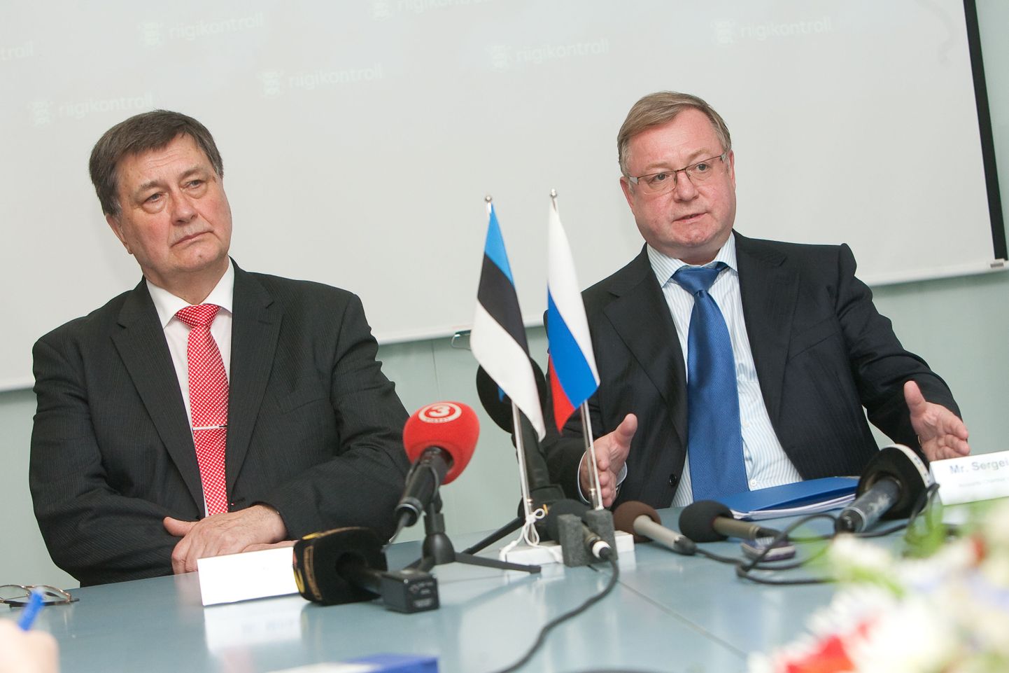 Михкель Овийр (слева) и Сергей Степашин на совместной пресс-конференции.