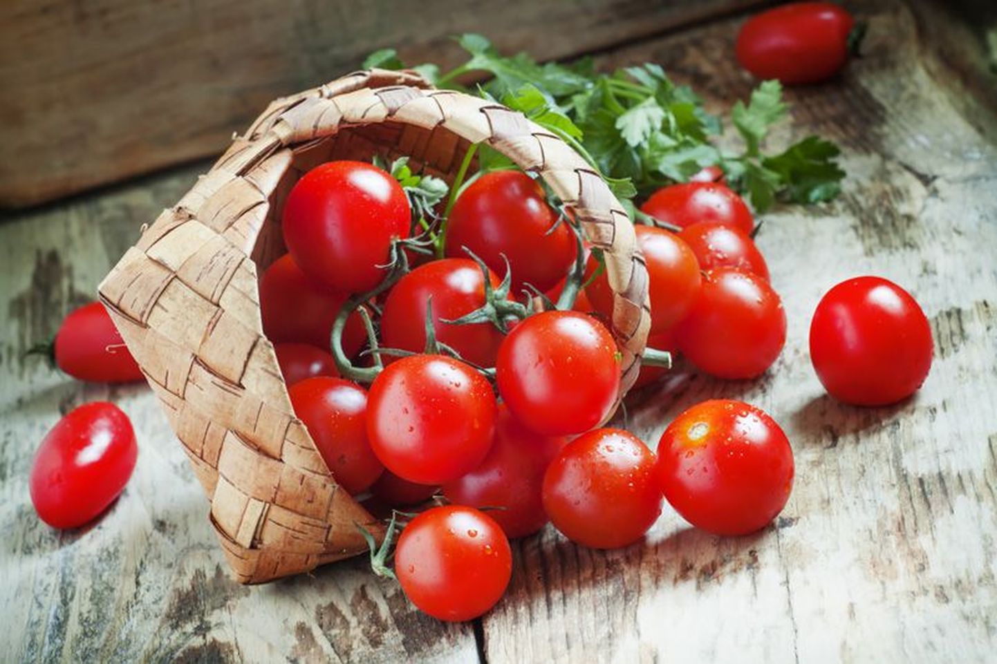 Tomatid aitavad kaitsta päikesepõletuse eest.