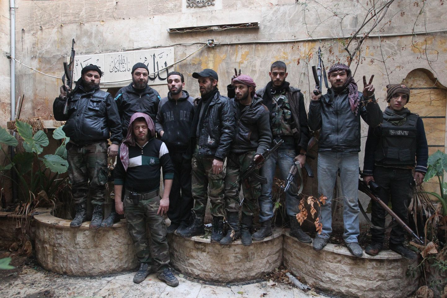 Vaba Süüria Armee võitlejad Aleppos fotograafile poseerimas.