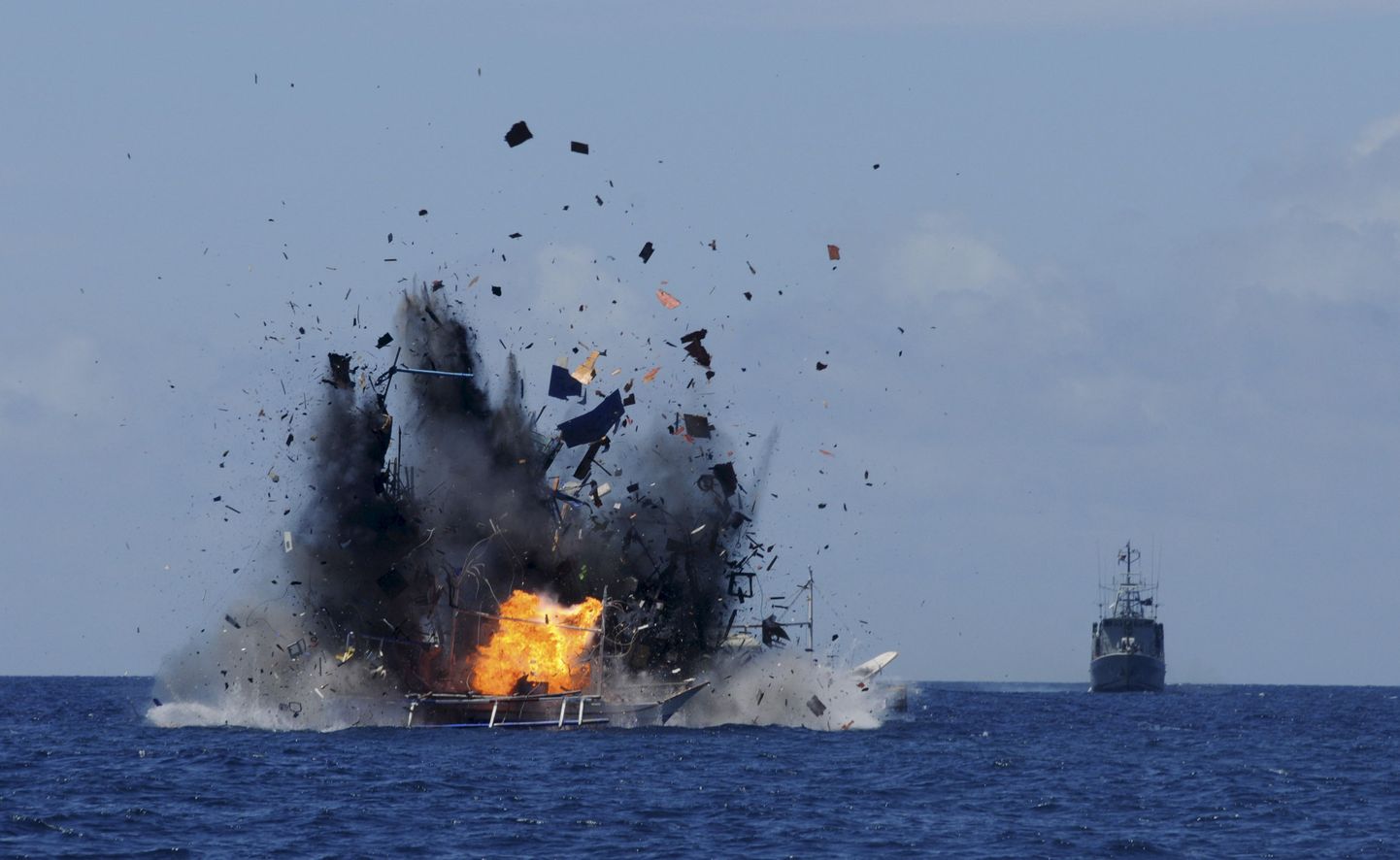 Indoneesia mereväe alus hävitamas välismaist laeva.