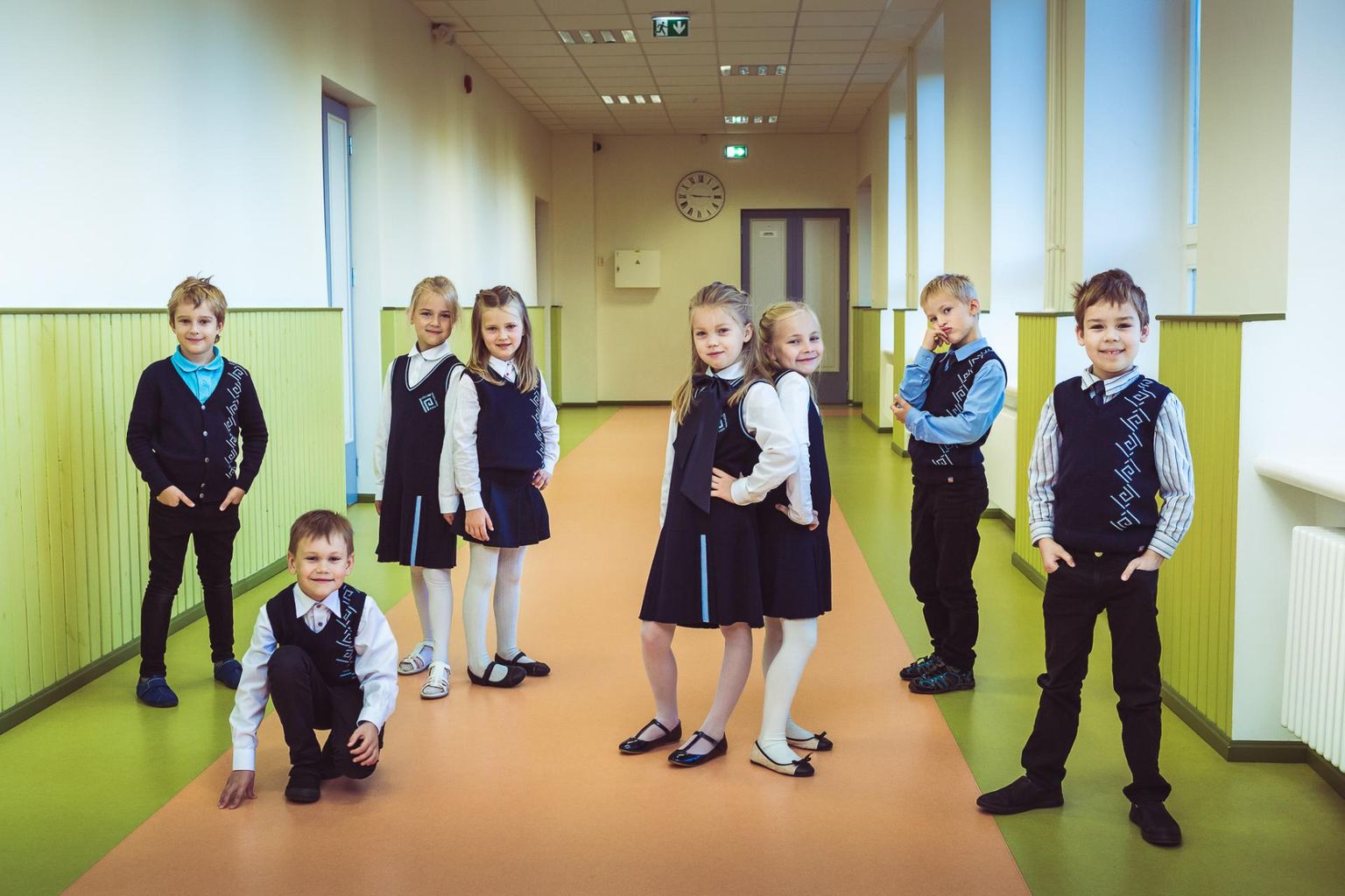 Võru Kesklinna kooli vormirõival täiendavad terviklikku värvigammat kooli sümboolikast inspireeritud mustrimotiivid.