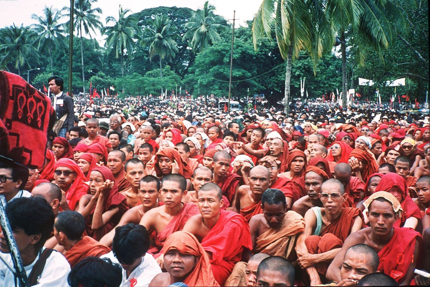 Birma mungad kuulamas opositsiooni liidri Aung San Suu Kyi kõnet, mille ta pidas 20 aasta eest Yangonis.

27, 1988, Buddhist monks listen to unseen opposition leader Aung San Suu Kyi during a rally held in Yangon.   As China celebrates the start of the Olympics on August 8, 2008, with much fanfare, activists in neighbouring Myanmar will silently mourn the bloody end of an uprising that crushed their dreams of democracy 20 years ago. In August 1988, cities and villages across the country then known as Burma were bursting with optimism. The military dictator Ne Win had just stepped down after decades of iron-fisted rule, and Burma was inspired by a prophecy that it would become a free nation on August 8 -- known as 8-8-88. Students who had already protested for almost a year against Ne Win's socialist government called for a national uprising on the auspicious date, drawing activists, Buddhist monks, and even young military cadets into the streets clamouring for freedom.  AFP PHOTO/STR/FILES