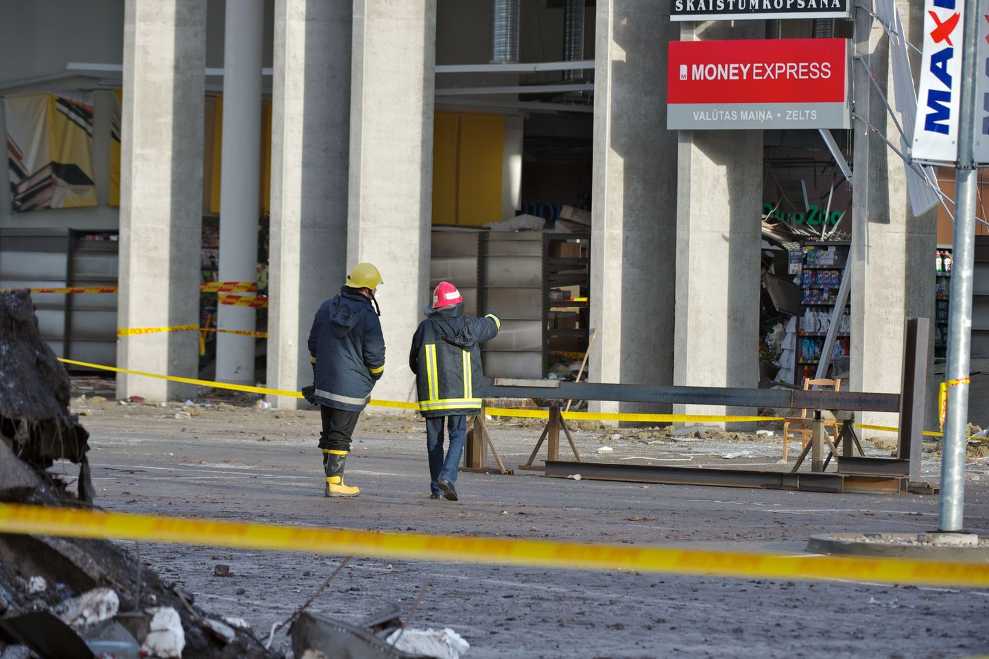 Uurijad Riia ostukeskuse peasissepääsu juures neli päeva pärast tragöödiat.