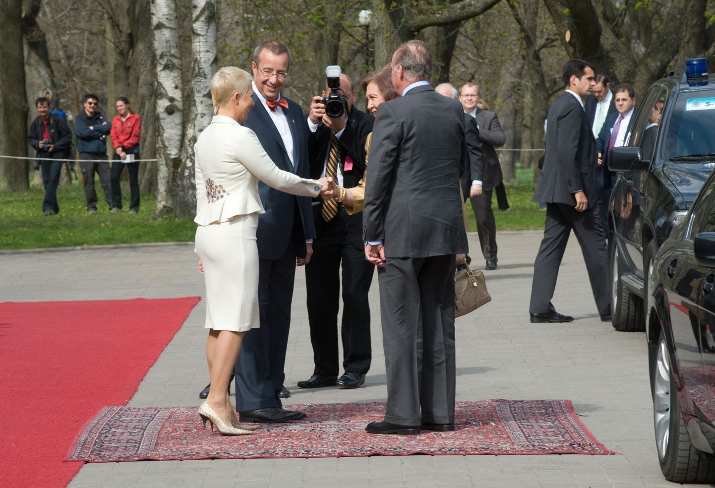 Eesti presidendipaar ja Hispaania kuningapaar Kadrioru lossi ees tervitustseremoonial.