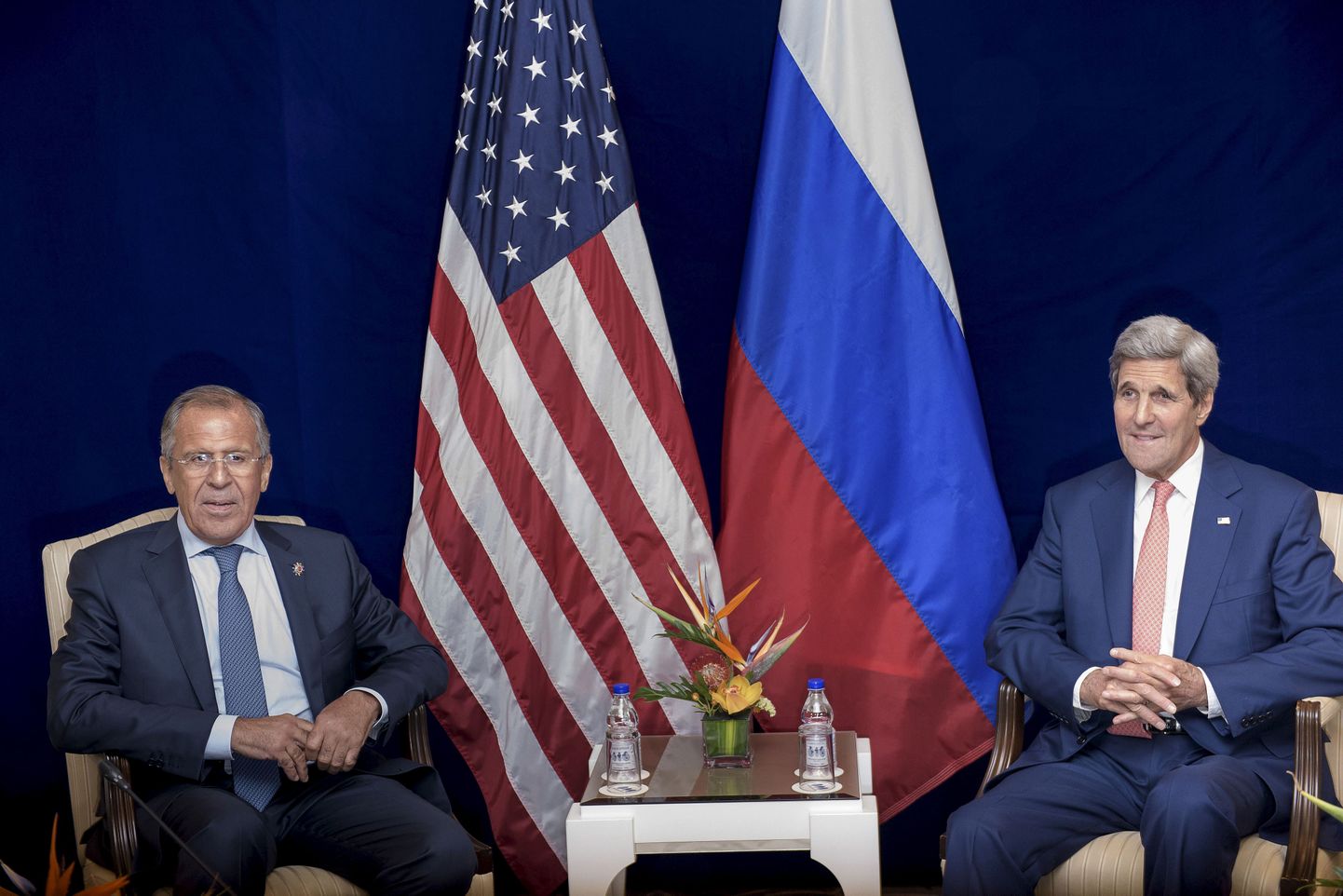 Paremal John Kerry, vasakul Sergei Lavrov