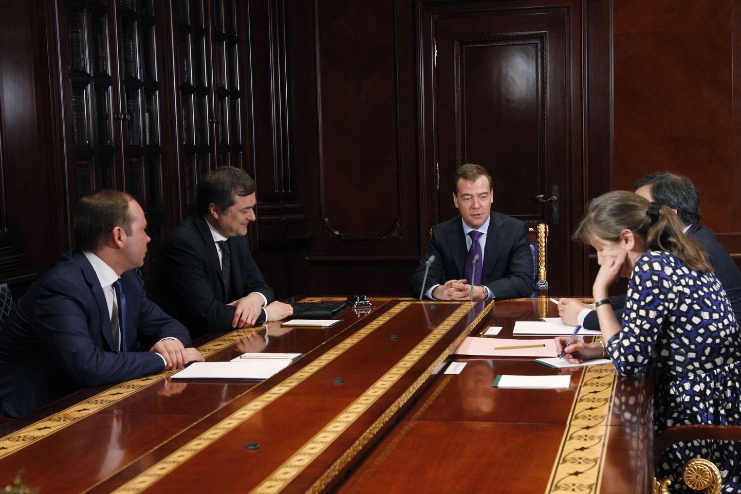 Dmitri Medvedeviga (keskel) peavad tema Gorki residentsis nõu valitsusjuhi administratsiooni ülem Anton Vaino (vasakul) ja asepeaministri kt Vladislav Surkov. Paremal on justiitsdirektoraadi ülem Larissa Brõtšjova.